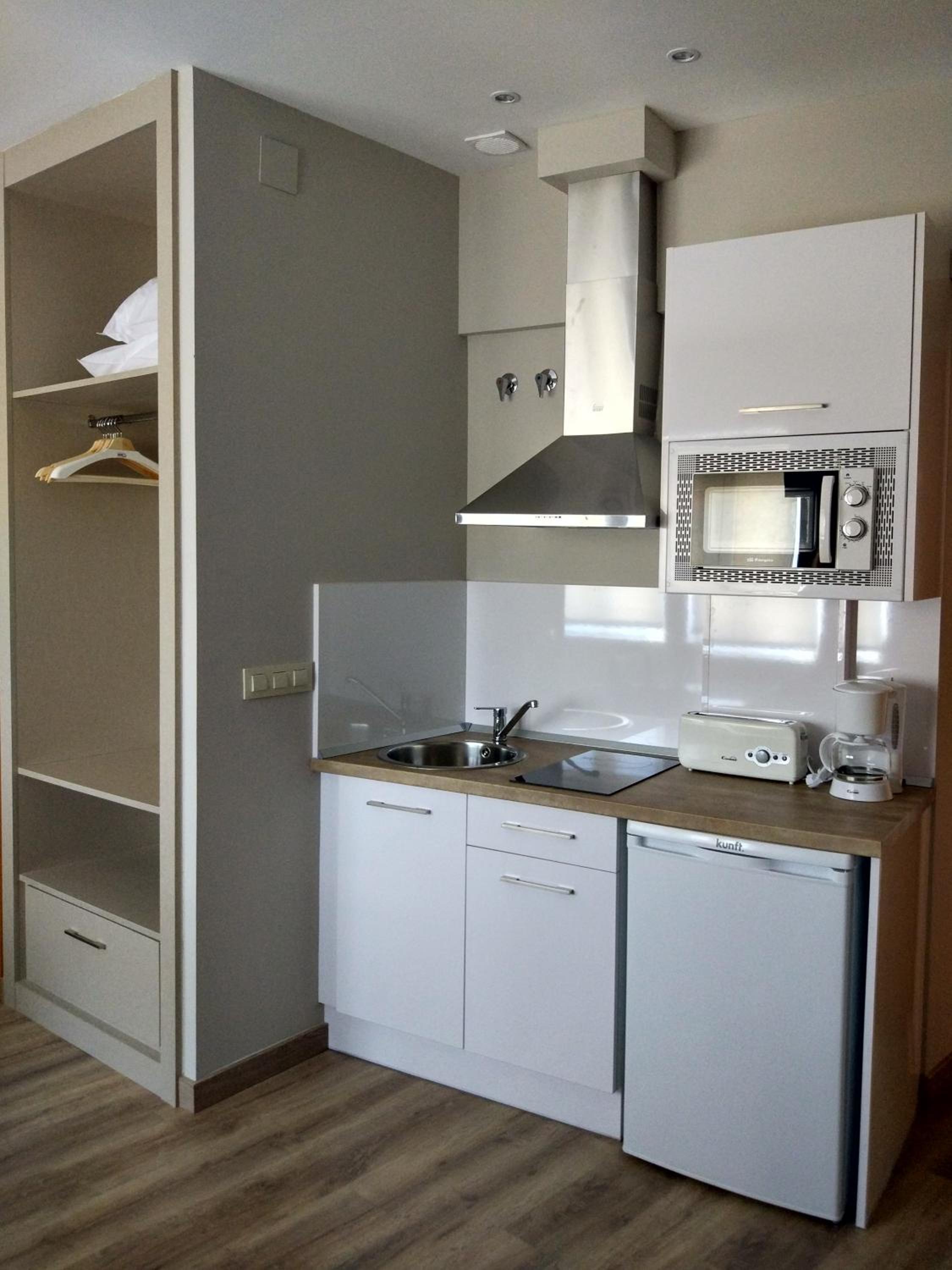 Studio Apartment Exterior - Photo 4
