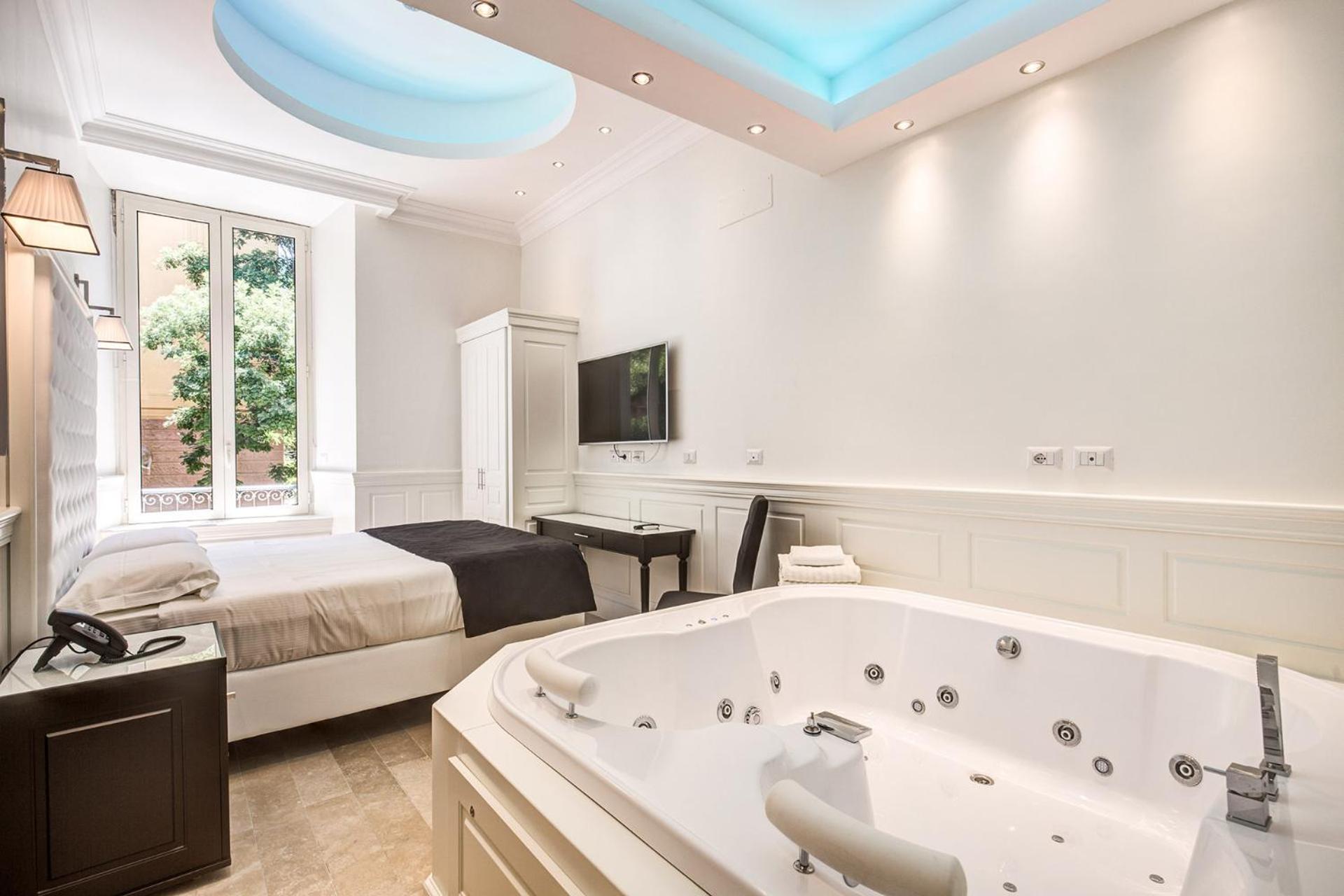 Double Room with Spa Bath photo 2
