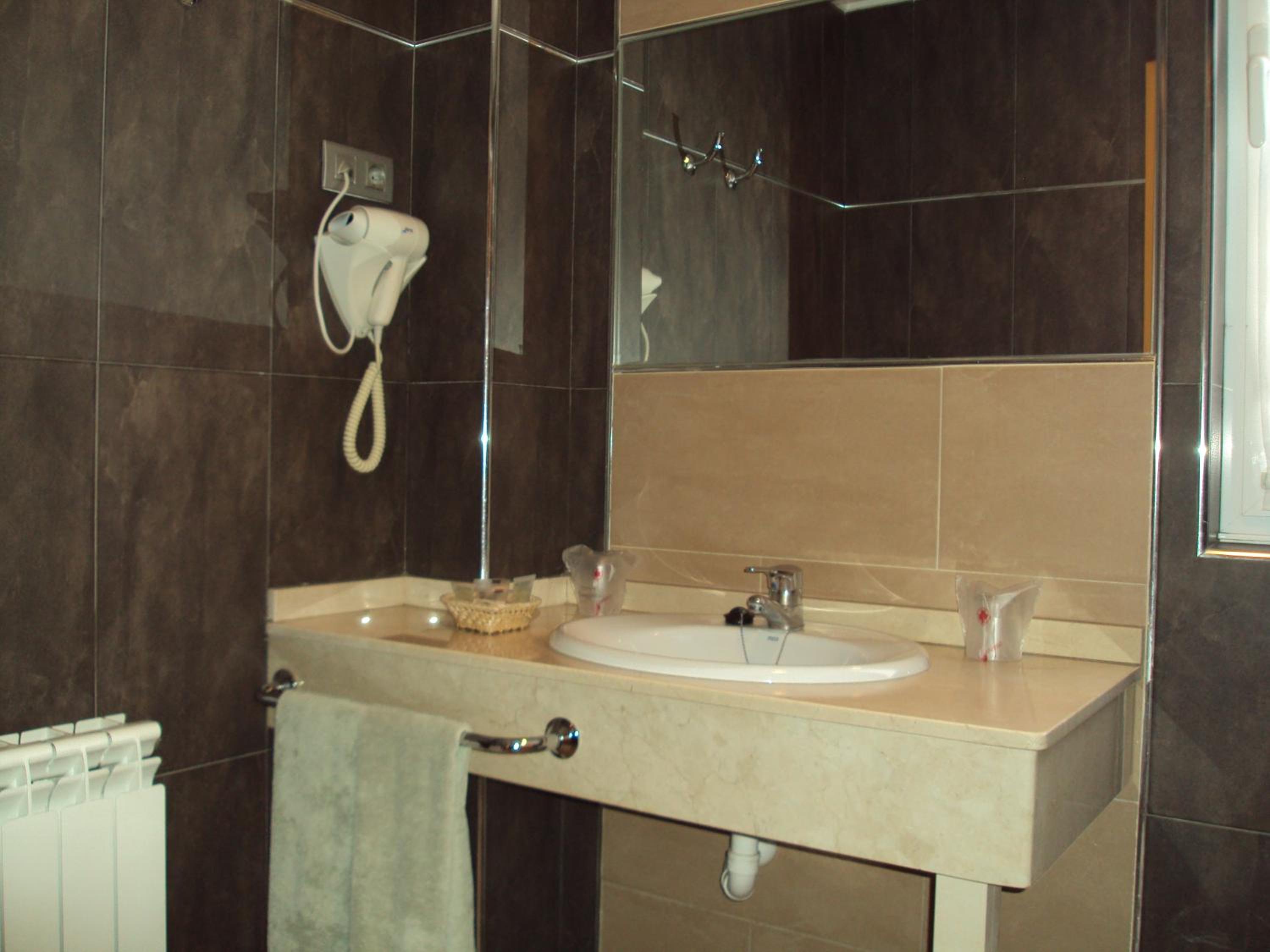 Double or Twin Room - Photo 7