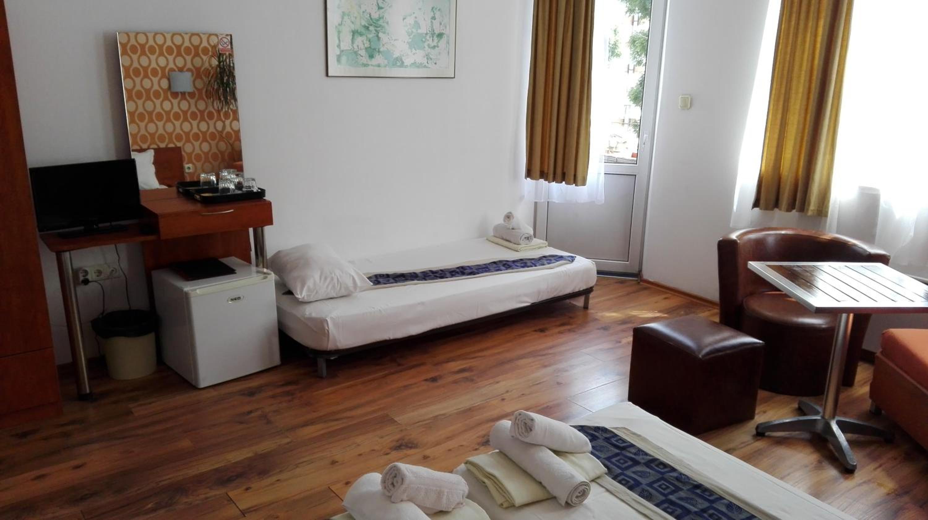 Deluxe Double or Twin Room With Extra Bed - Photo 6