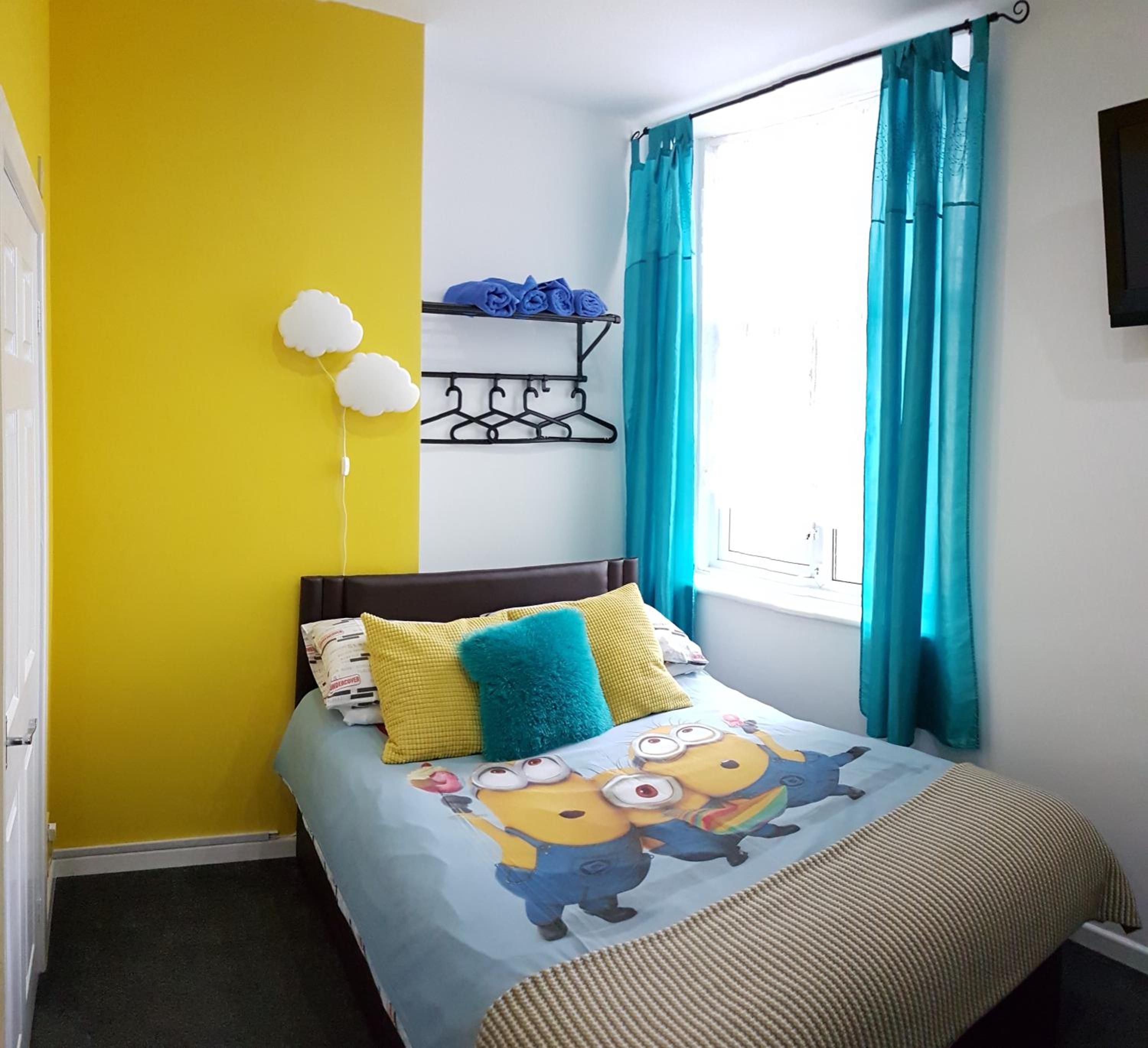 Spacious Family Room - Photo 2