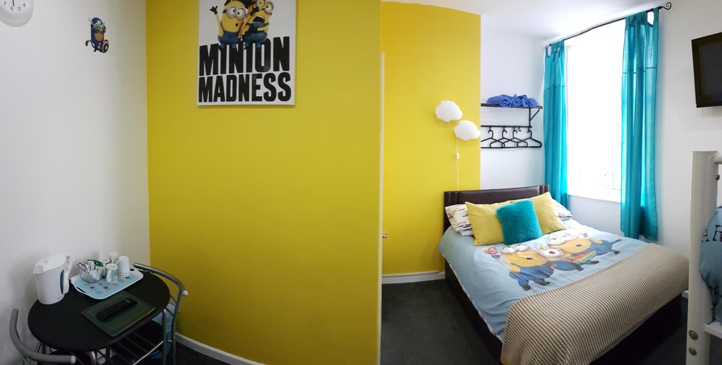 Spacious Family Room - Photo 3