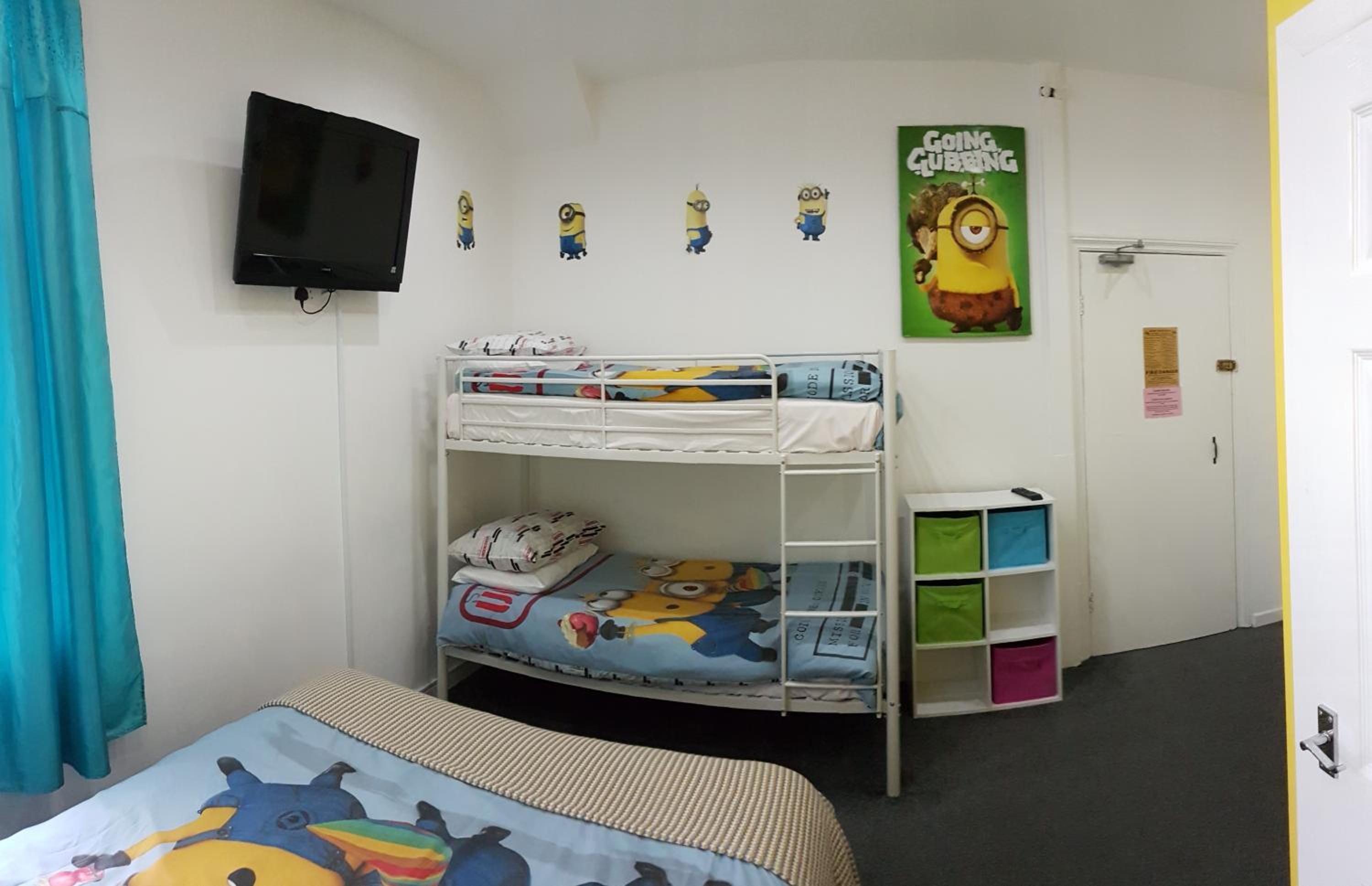 Spacious Family Room - Photo 4