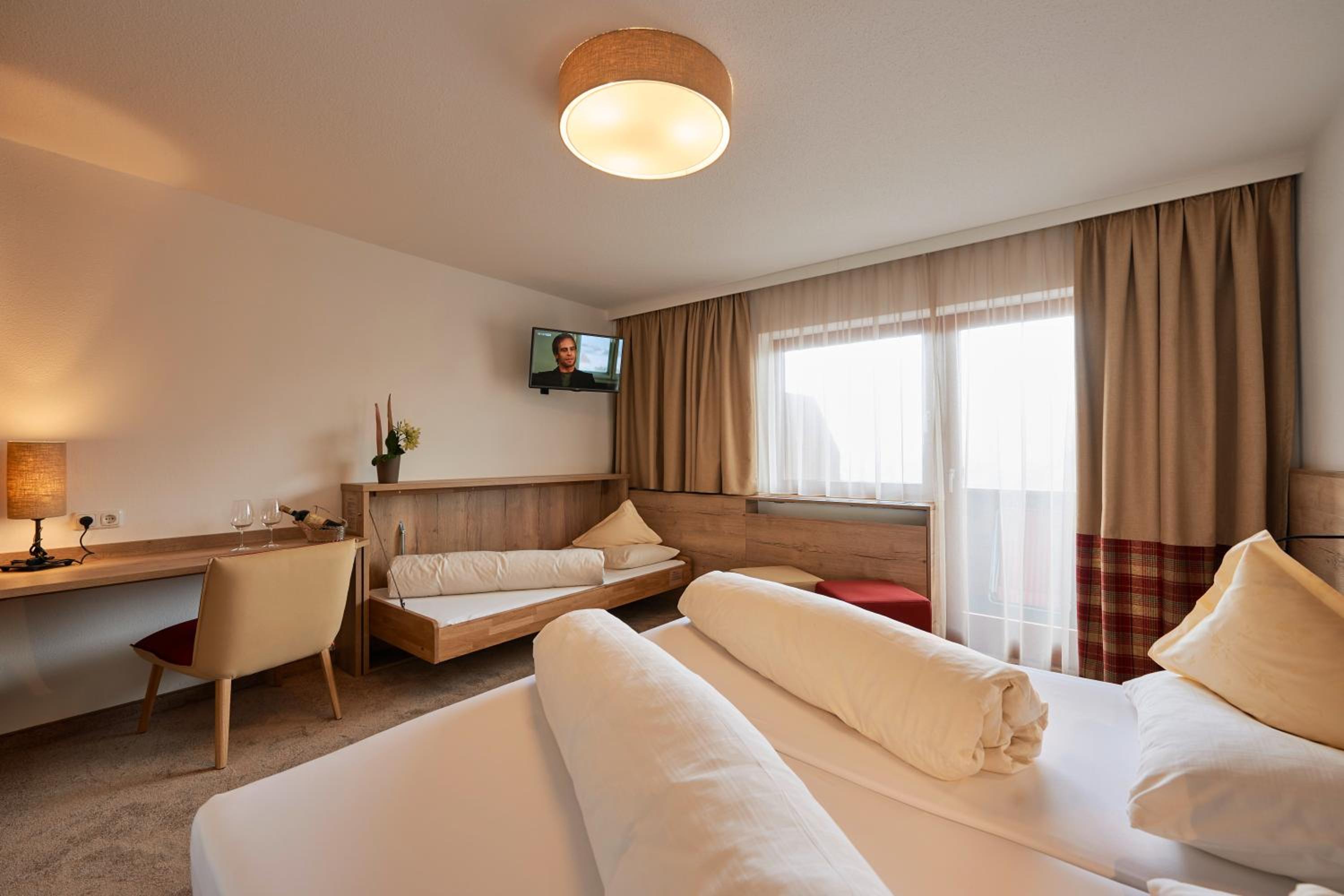 Deluxe Double or Twin Room with Mountain View photo 2