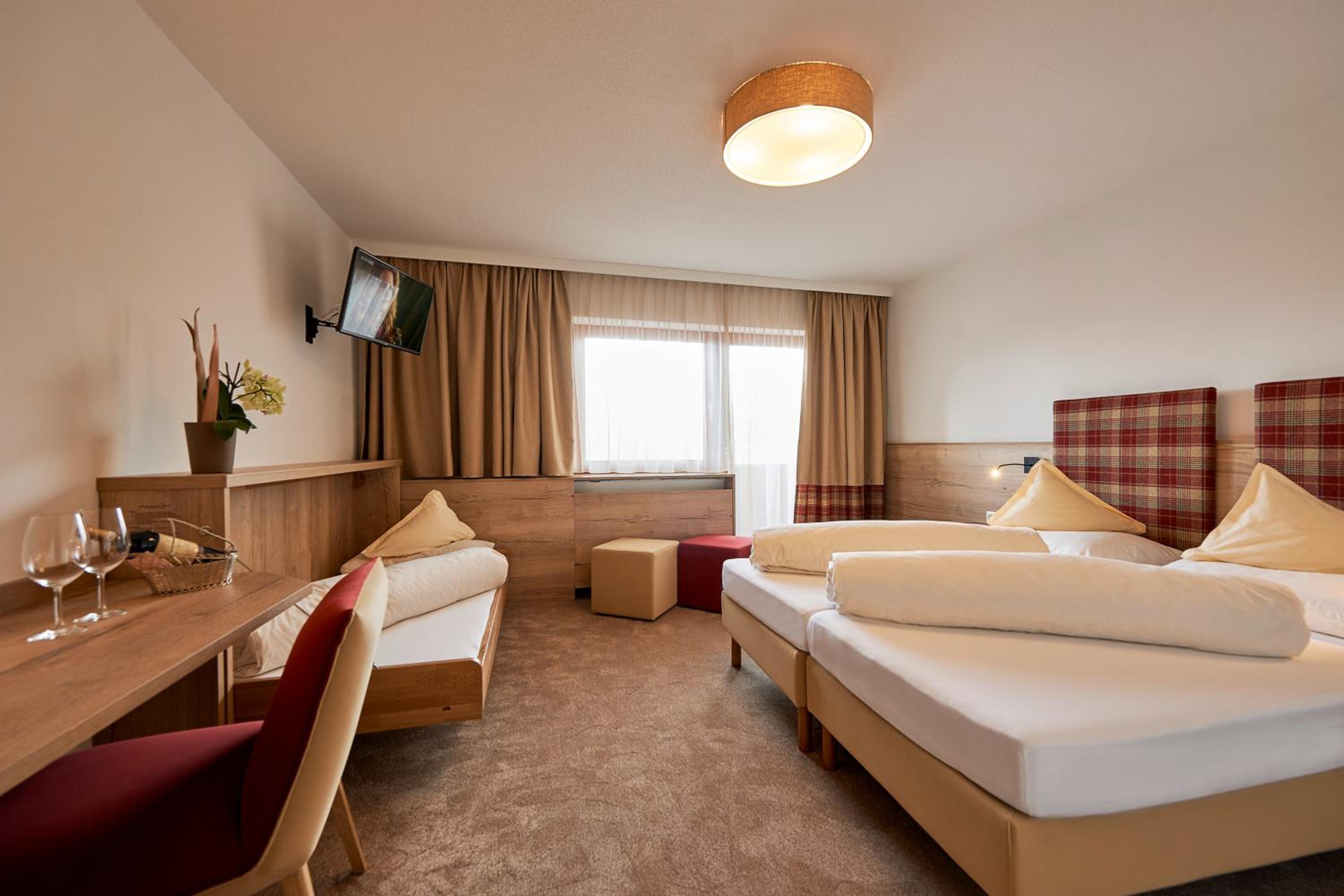 Deluxe Double or Twin Room with Mountain View photo 3