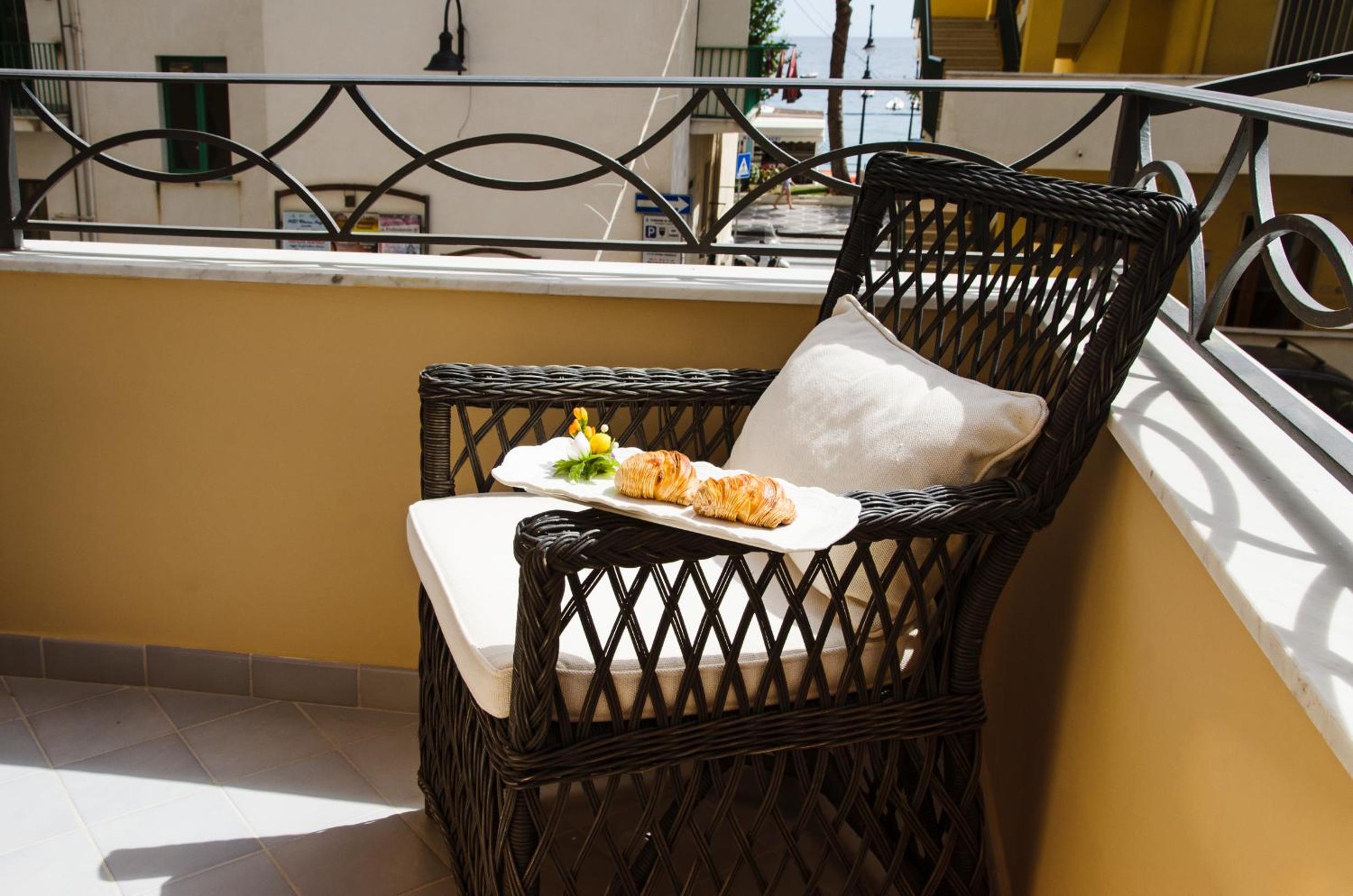 Double Room with Balcony and Sea View photo 2