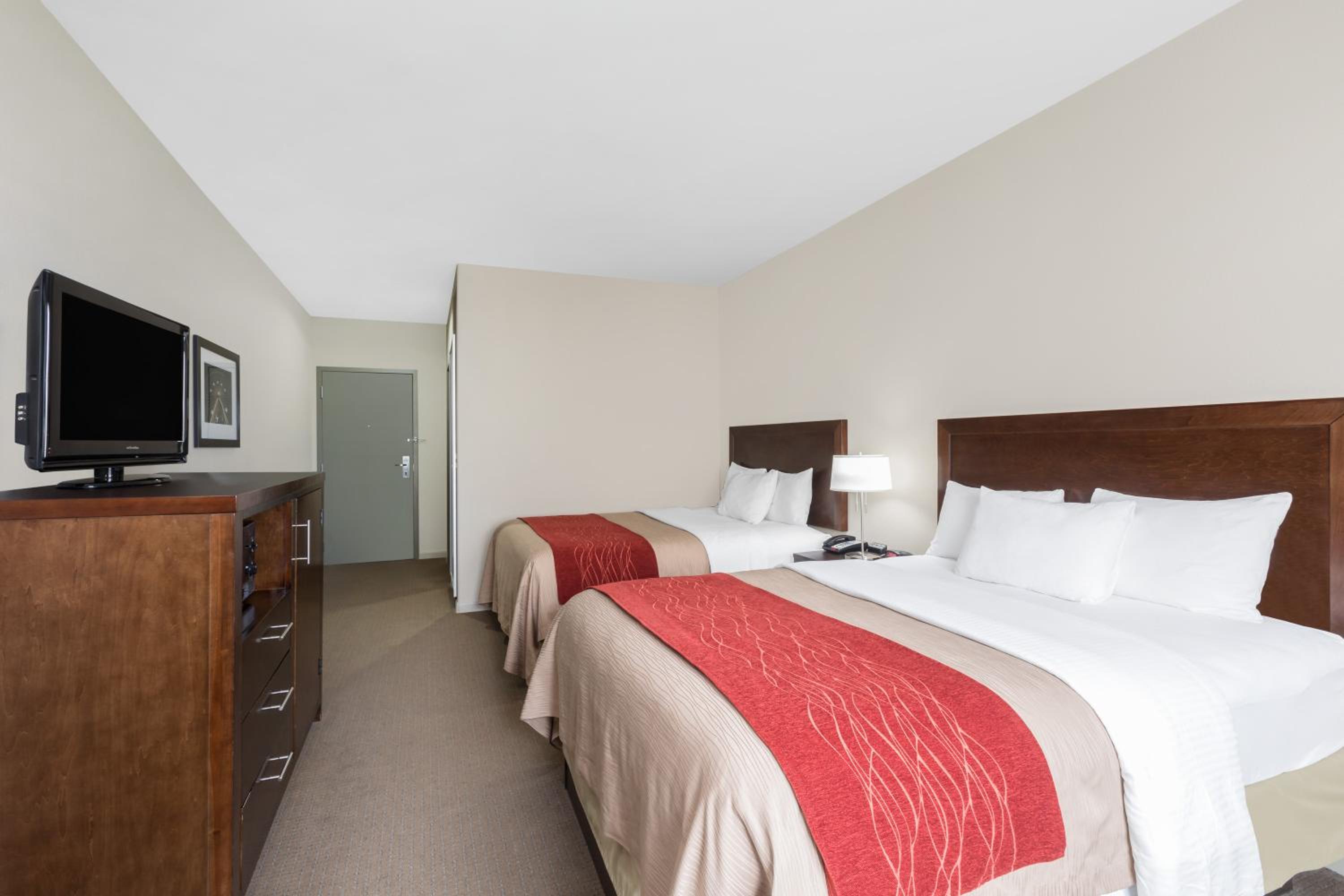 Queen Room with Two Queen Beds - Non-Smoking - Photo 6