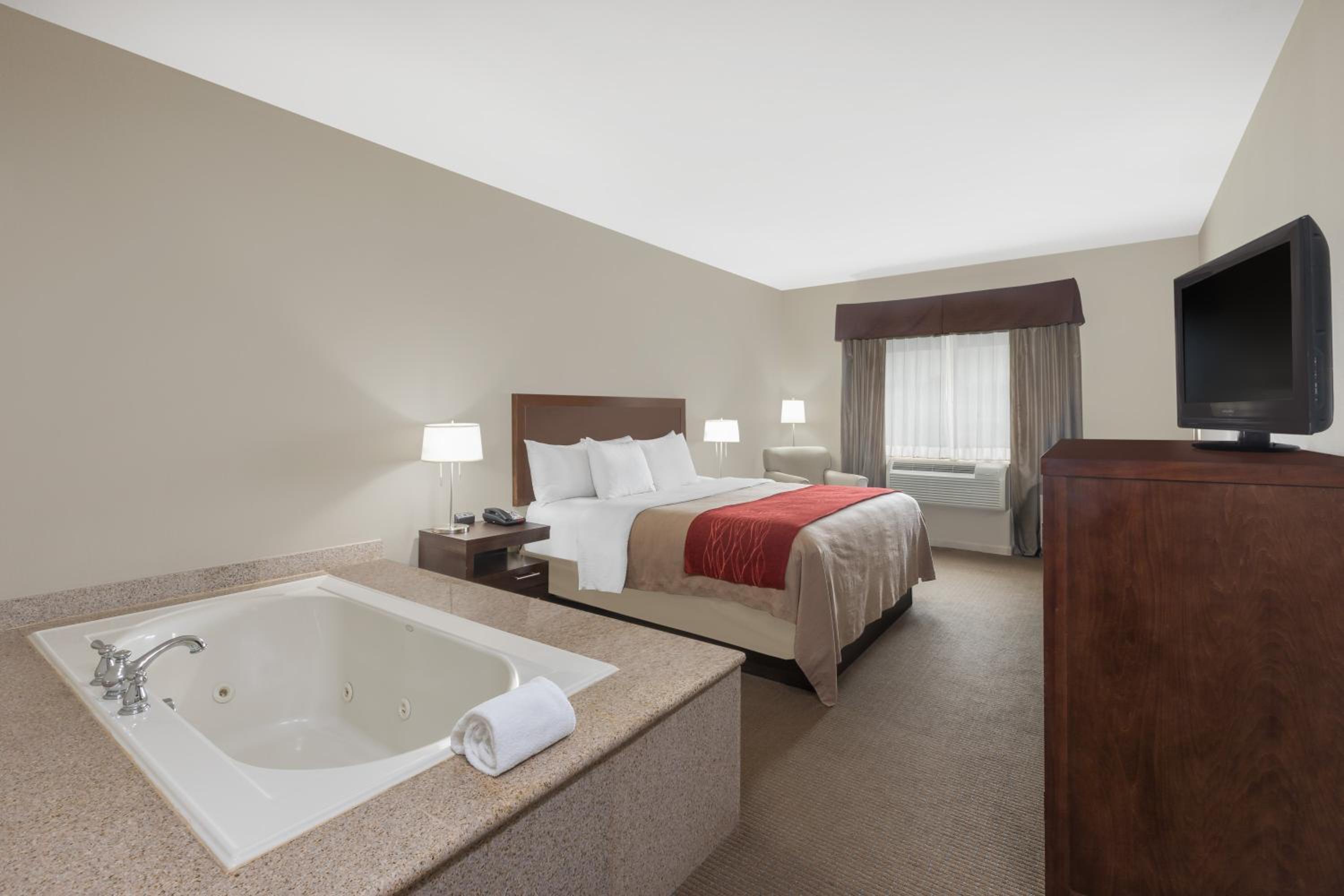King Room with Jetted Tub, Non-Smoking - Photo 4