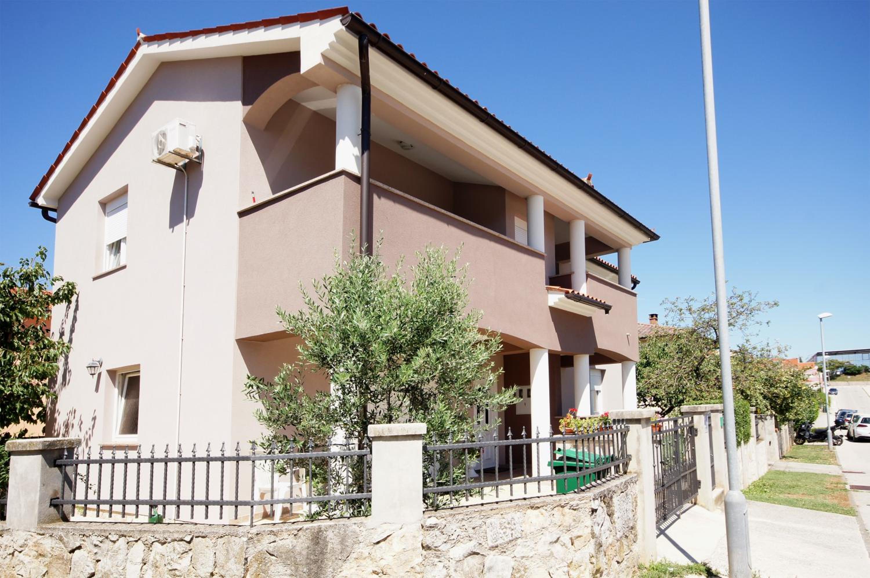 Comfort One-Bedroom Apartment with Terrace - First Floor