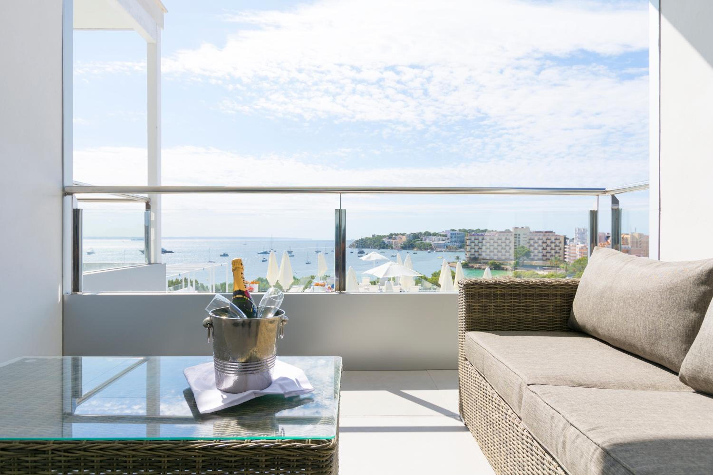 Presidential Suite with Sea View and Executive Lounge Access