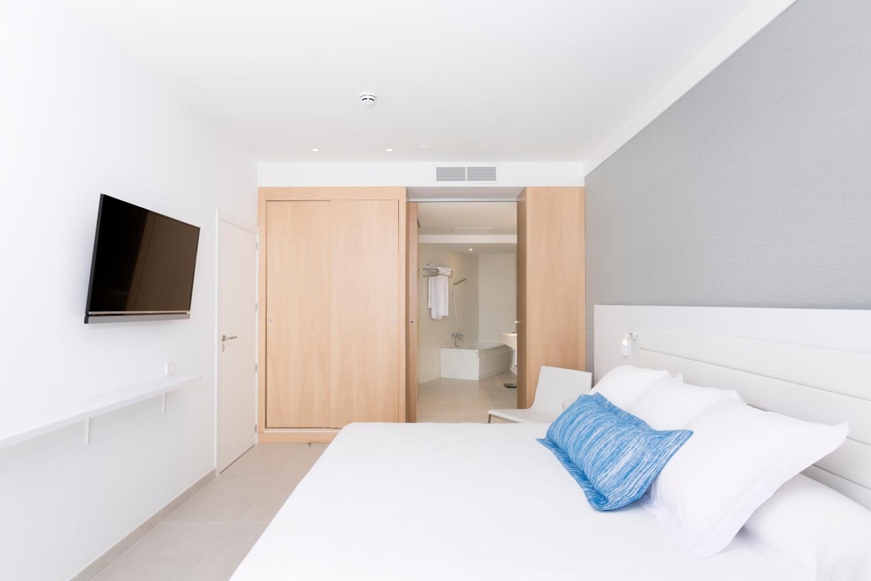 Presidential Suite with Sea View and Executive Lounge Access thumbnail 5