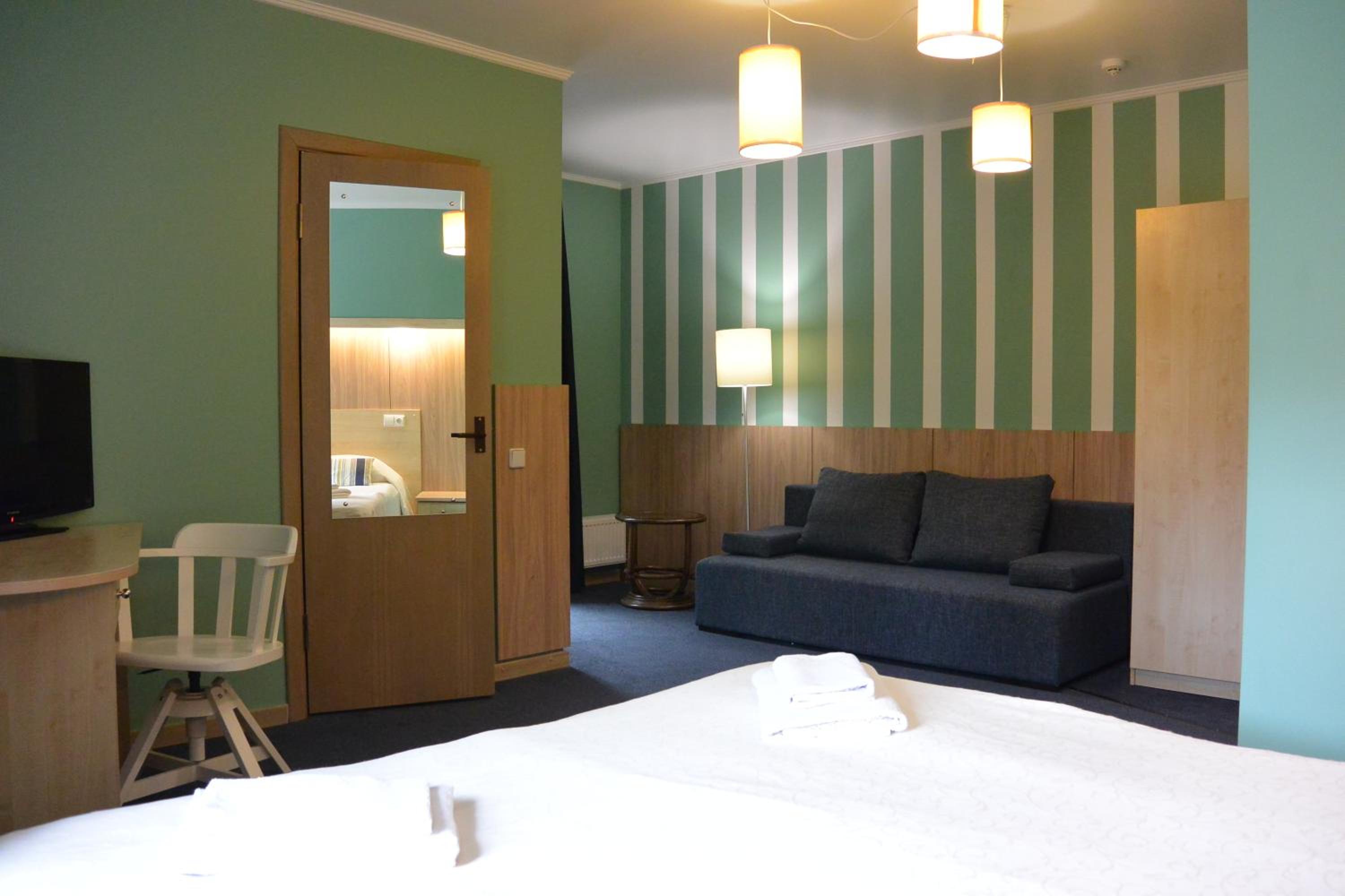 Large Double Room with Balcony - Photo 10