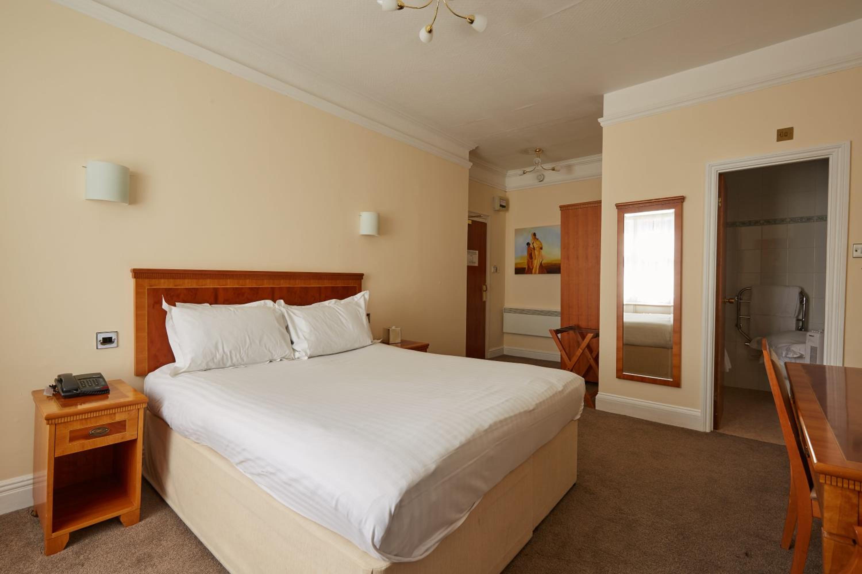 Standard Double Room - Photo 10