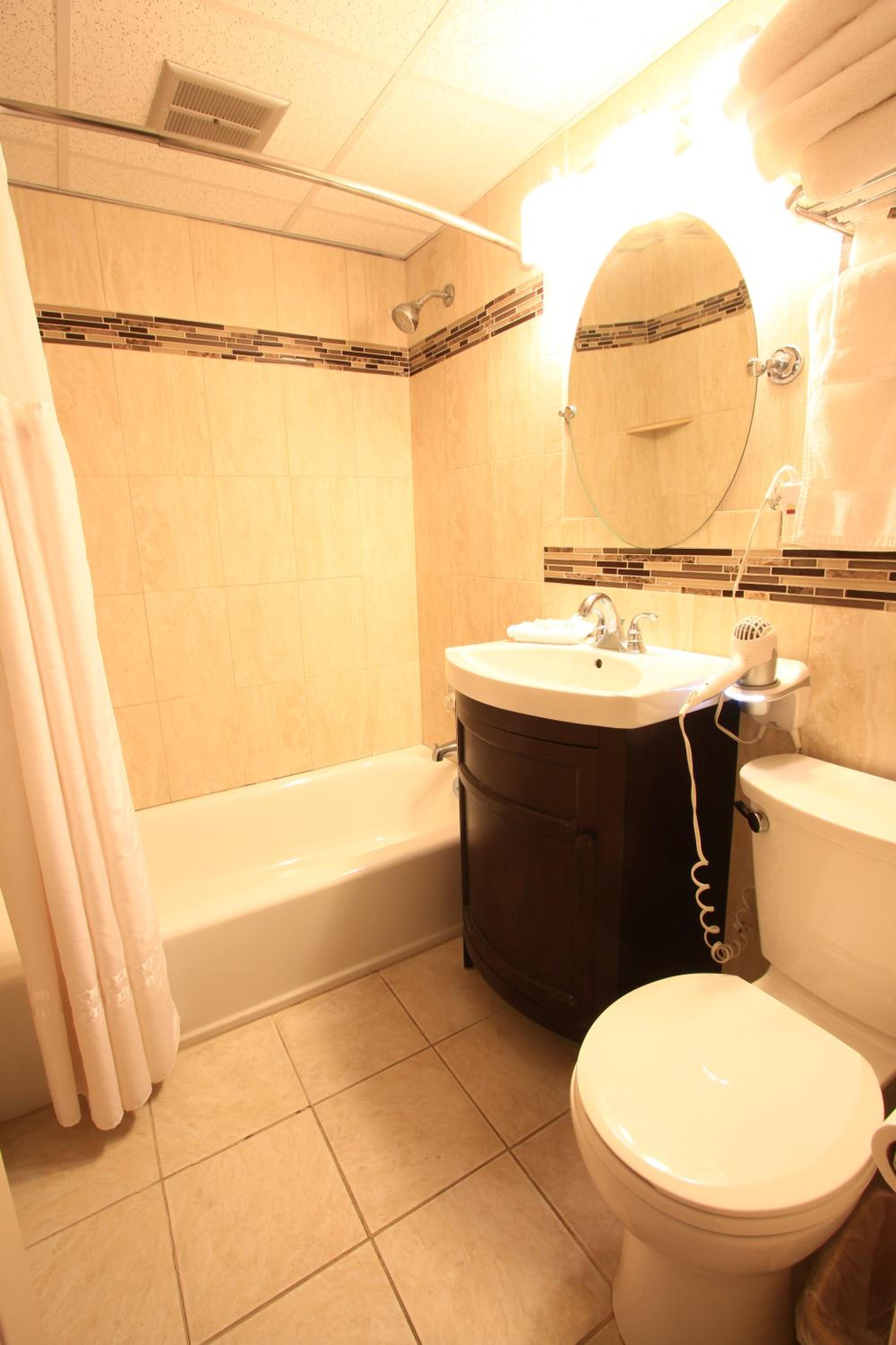 Queen Room with Two Queen Beds - Pool View - Photo 3