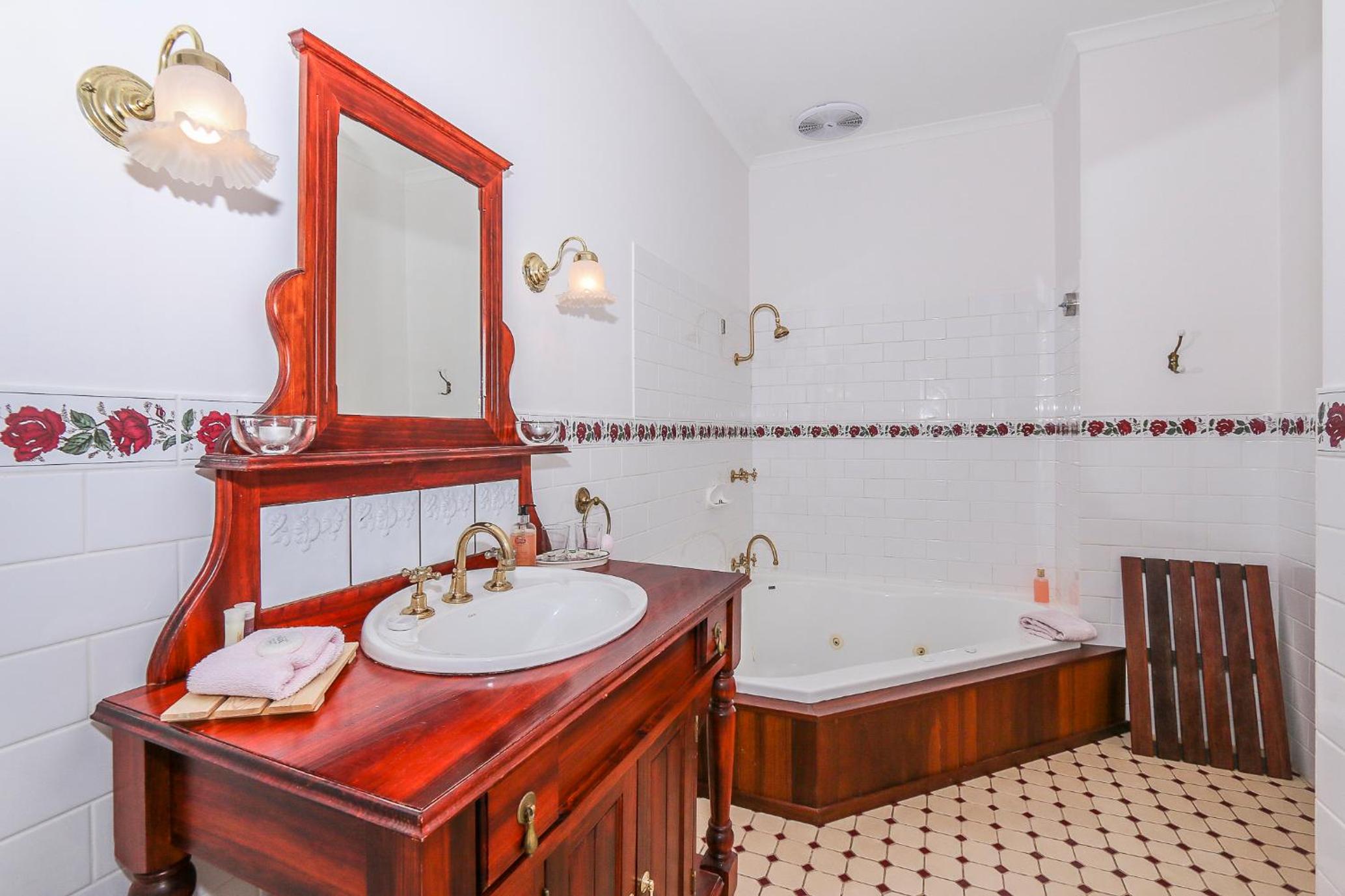 The Rose King Suite with Spa Bath - Photo 2