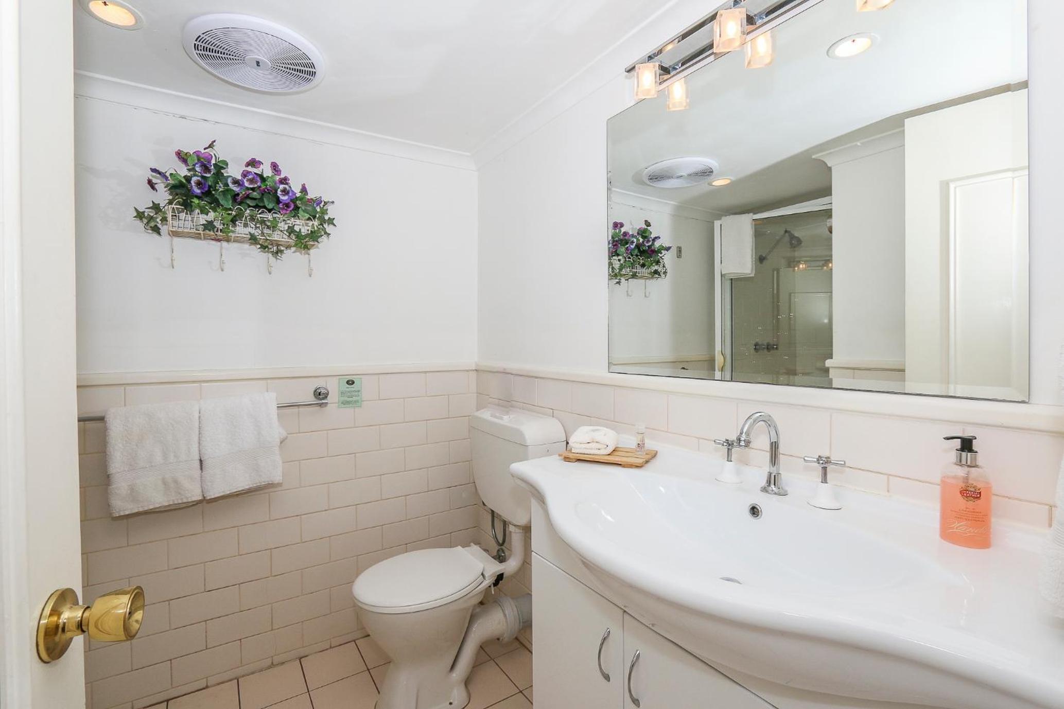 The Summer King Suite with Spa Bath - Photo 6