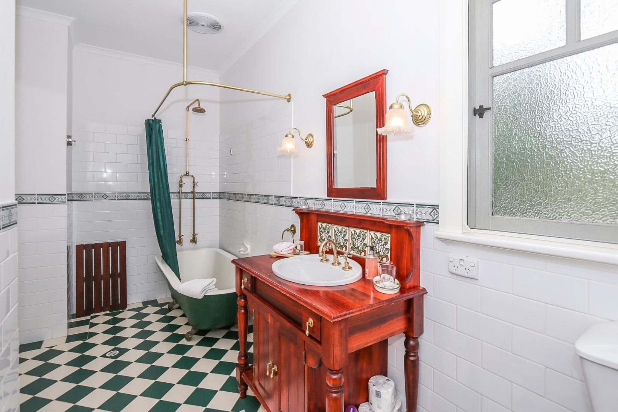 The Green King Suite with Clawfoot Bath - Photo 7