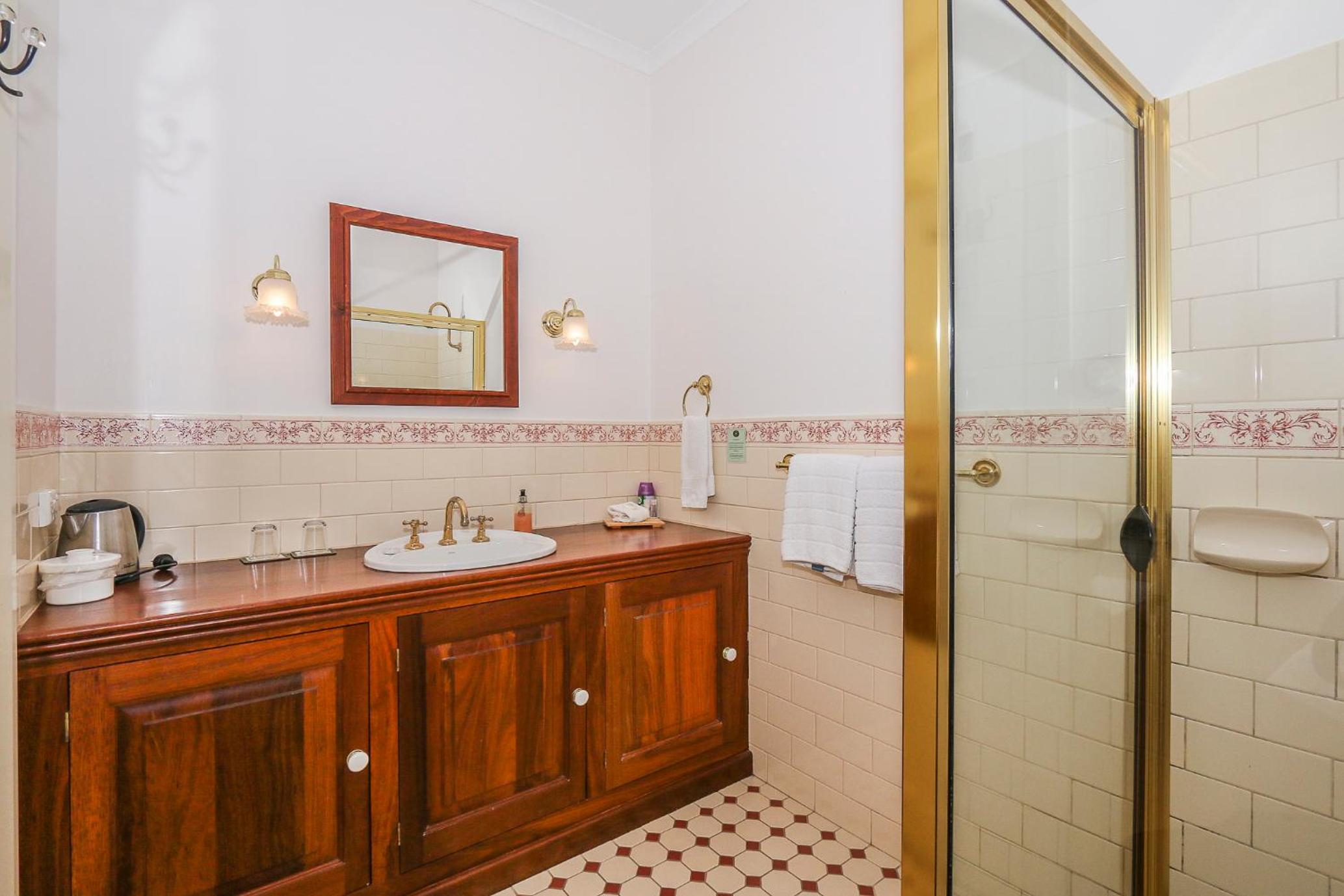 The Courtyard King Suite - Photo 8