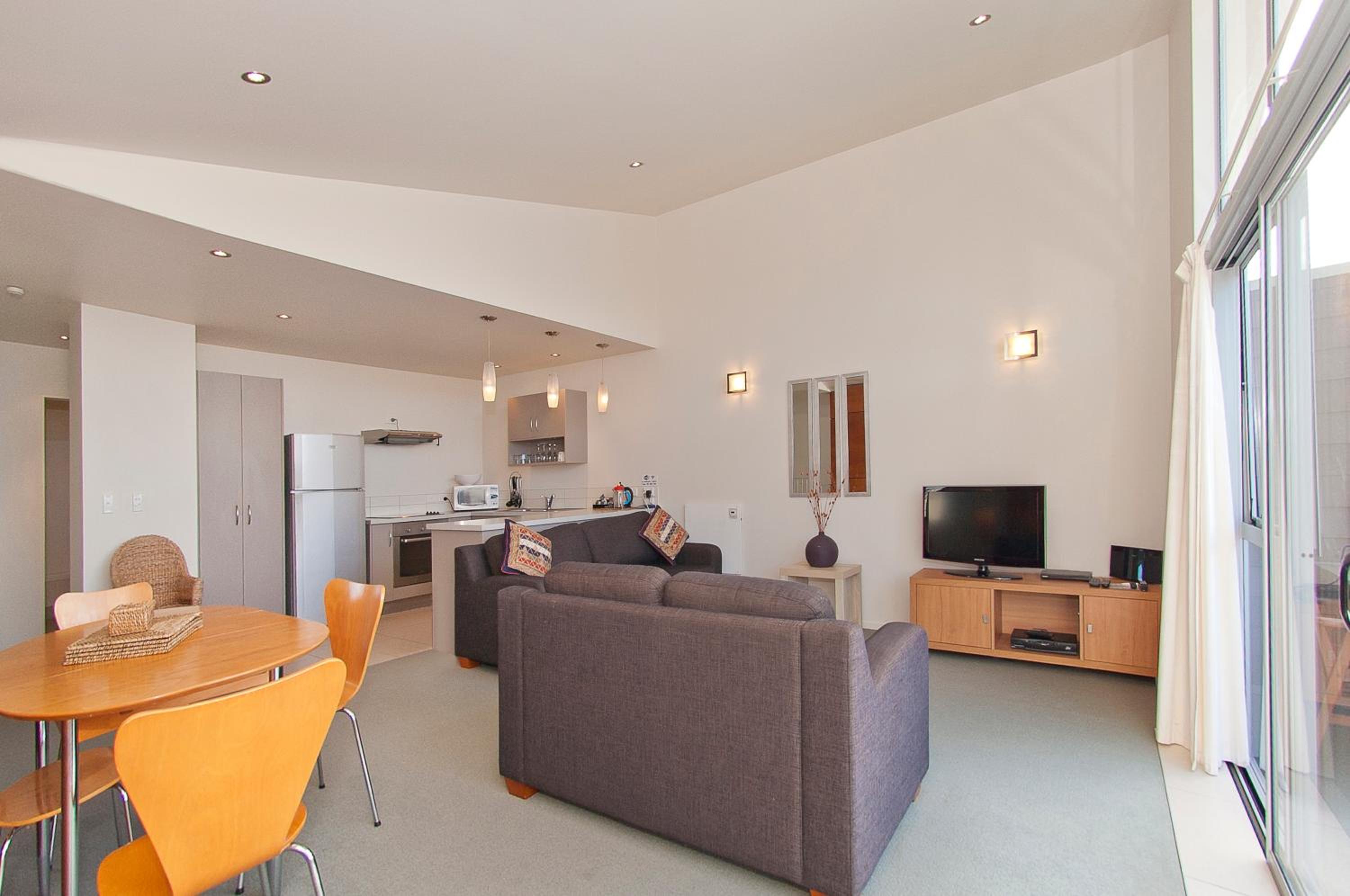 Two-Bedroom Apartment with Balcony - Photo 4