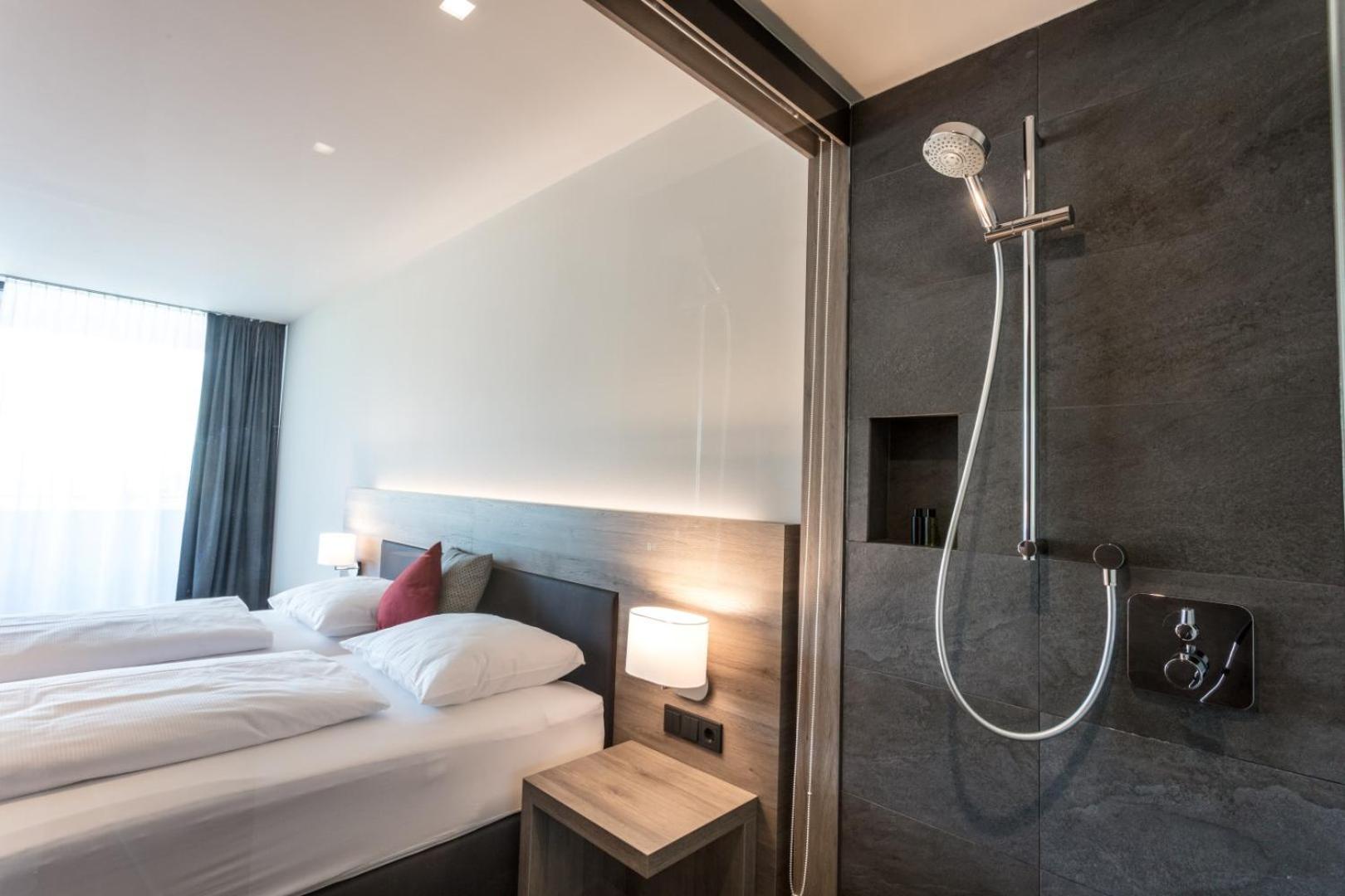 Deluxe Double Room with Balcony photo 3