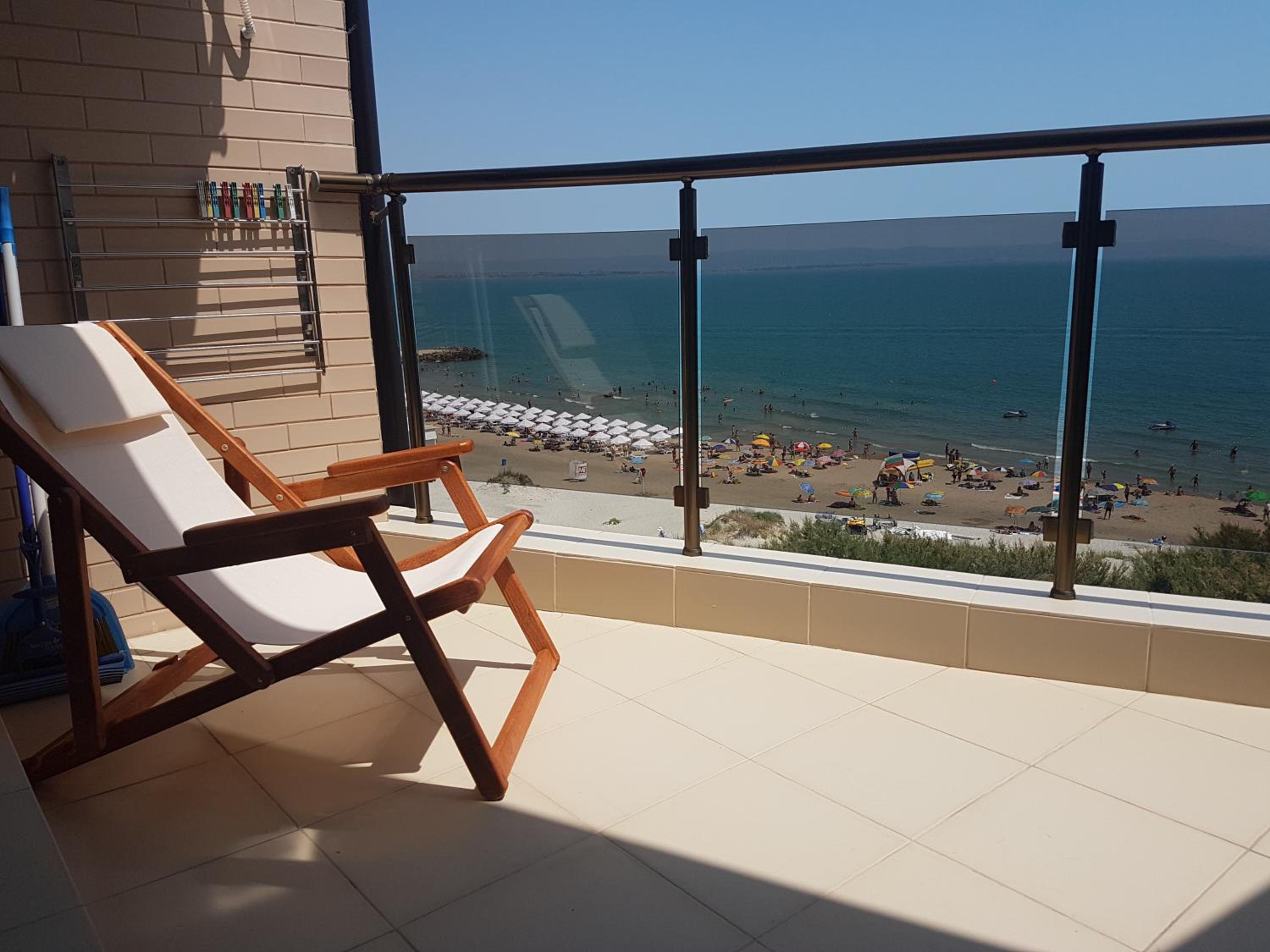 Deluxe One-Bedroom Apartment with Sea View photo 3