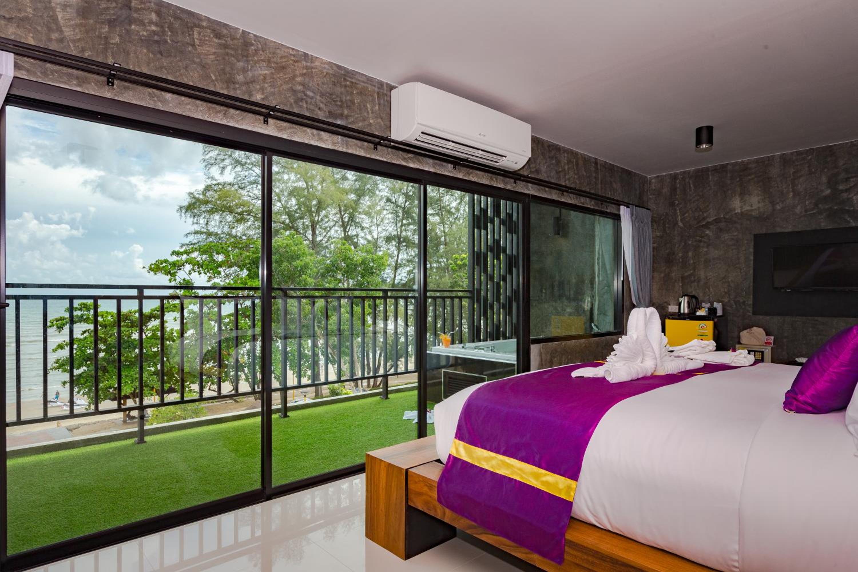 Grand Deluxe Double or Twin Room with Sea View - Photo 10