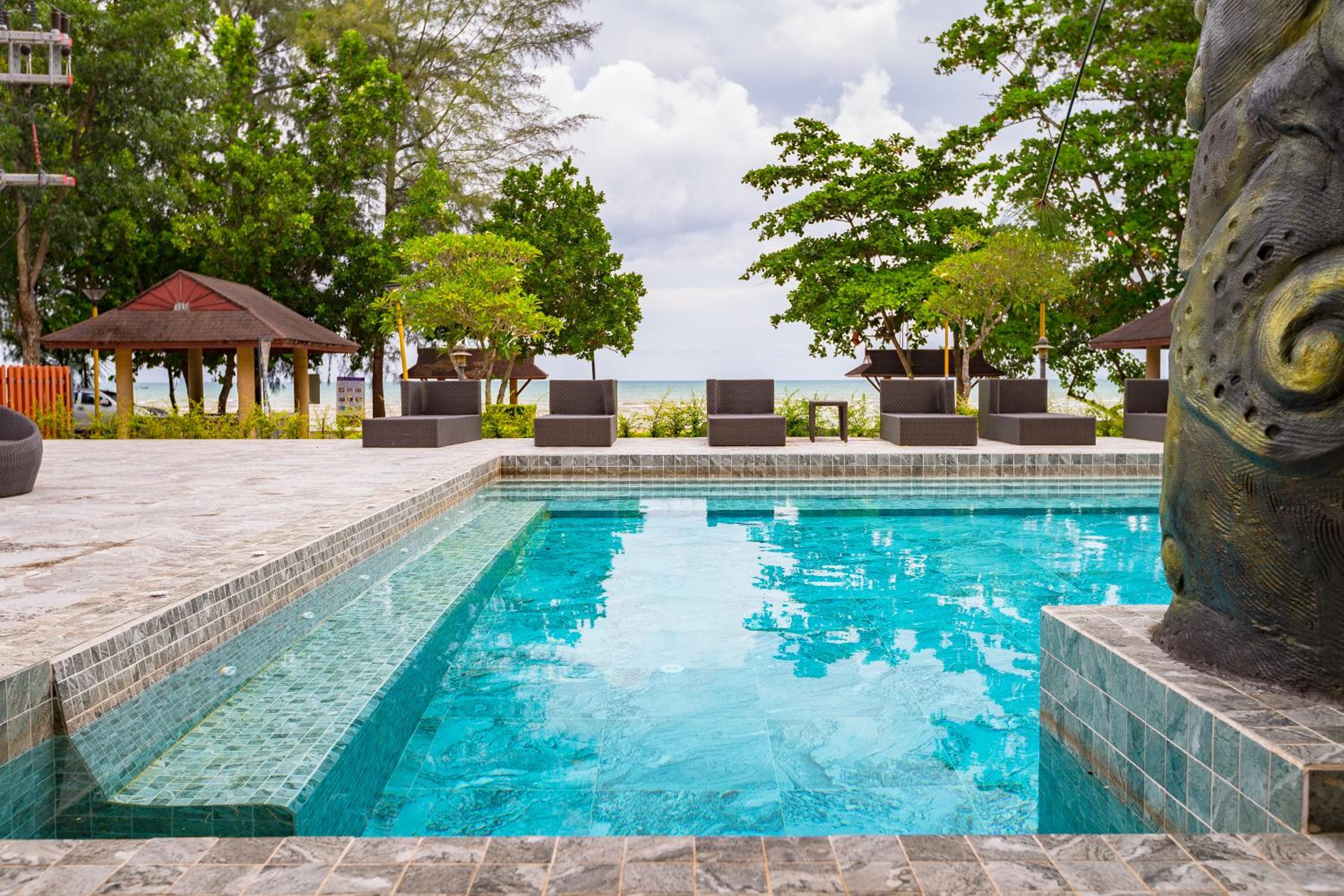 Deluxe Double or Twin Room with Sea View Pool Access - Photo 6
