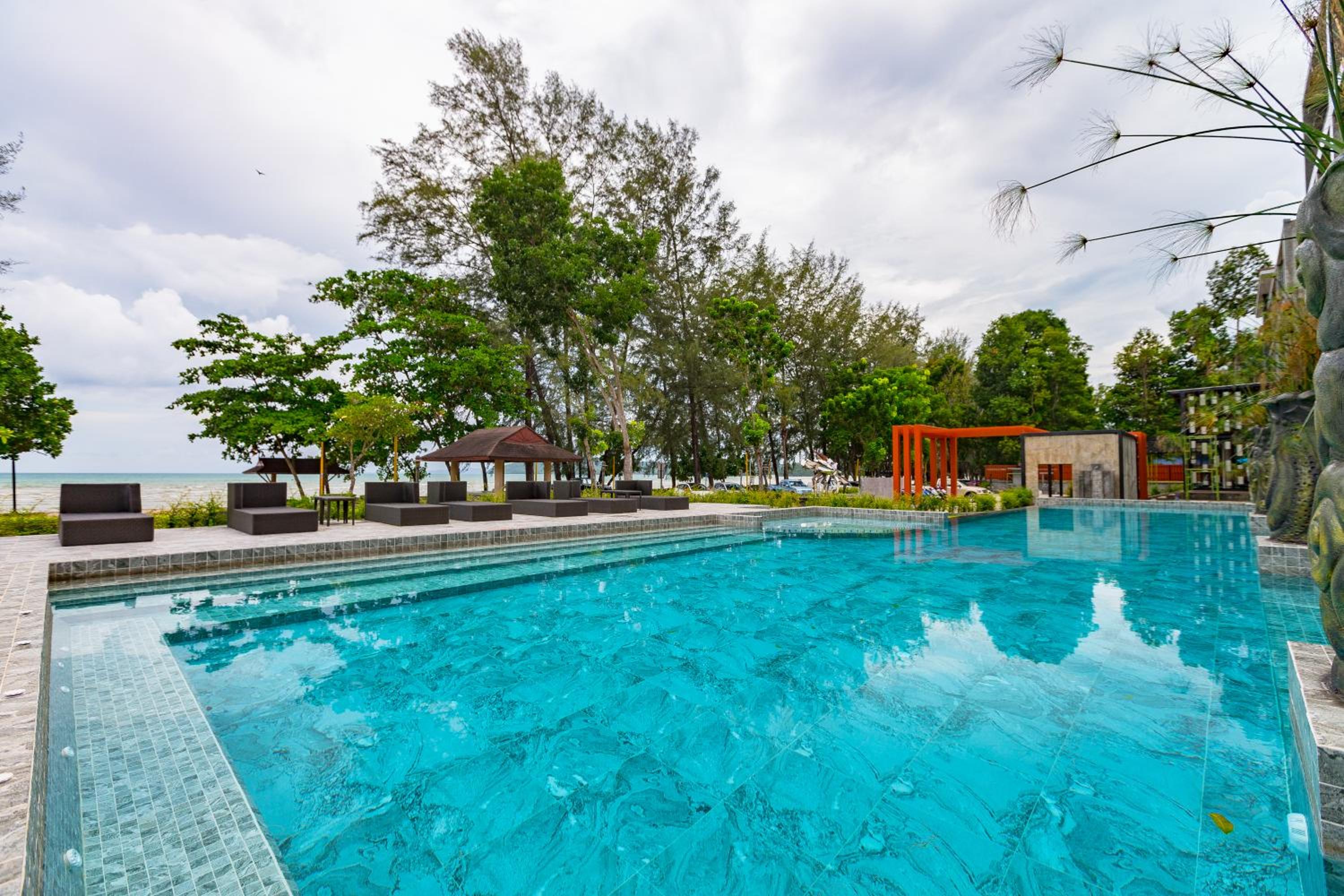 Deluxe Double or Twin Room with Sea View Pool Access - Photo 8