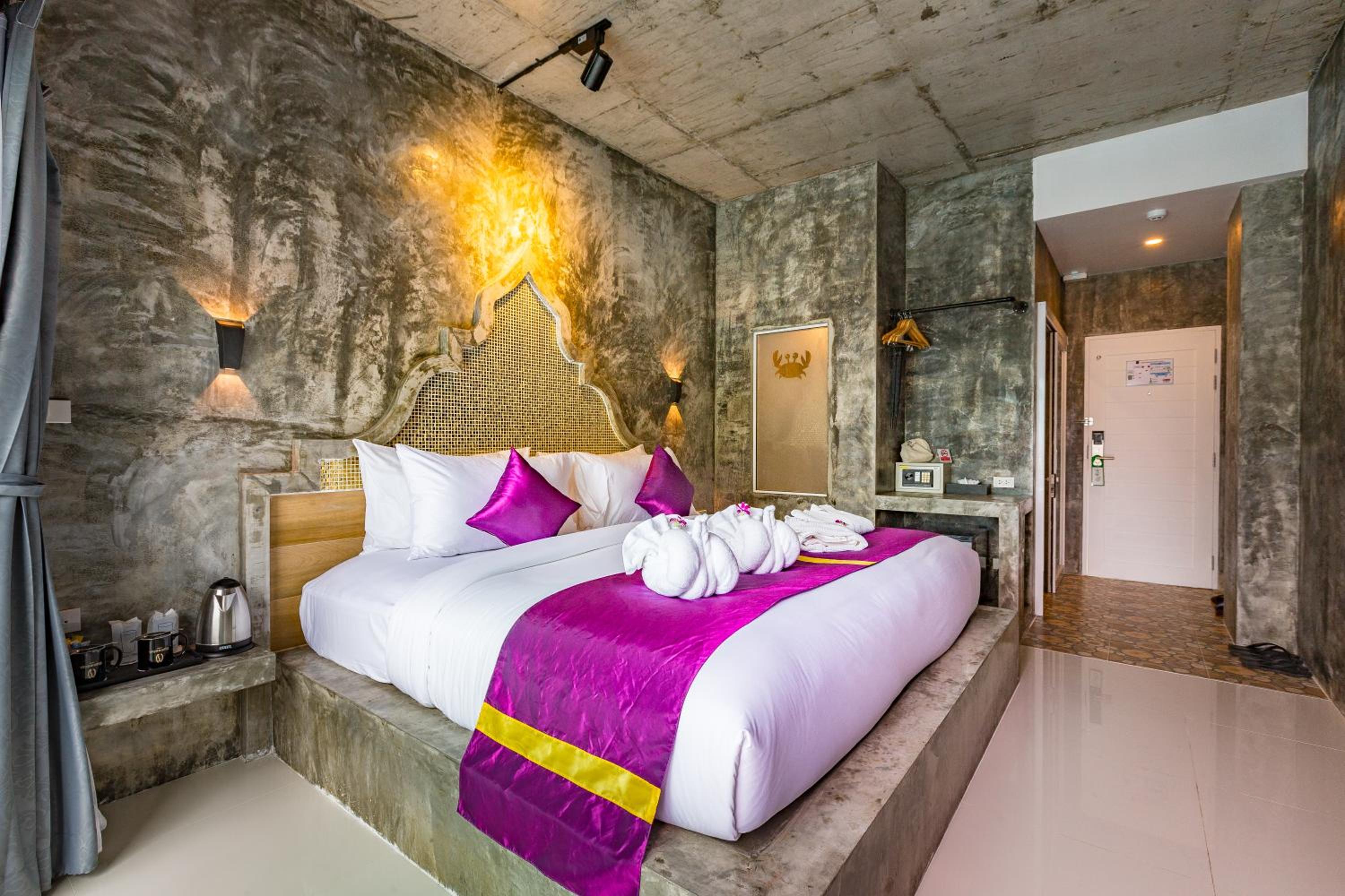 Deluxe Double or Twin Room with Sea View Pool Access - Photo 11