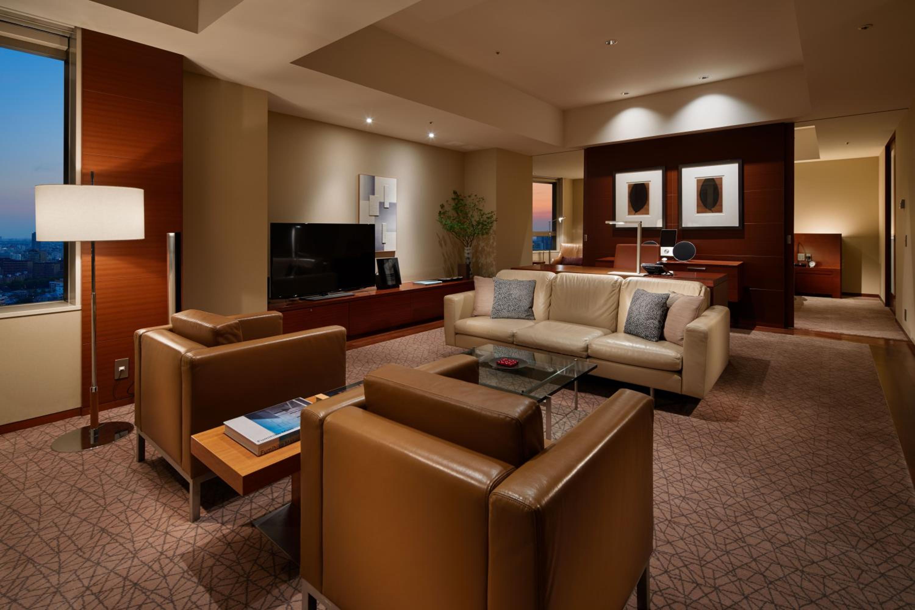 Diplomat Suite with One King Bed - Photo 8