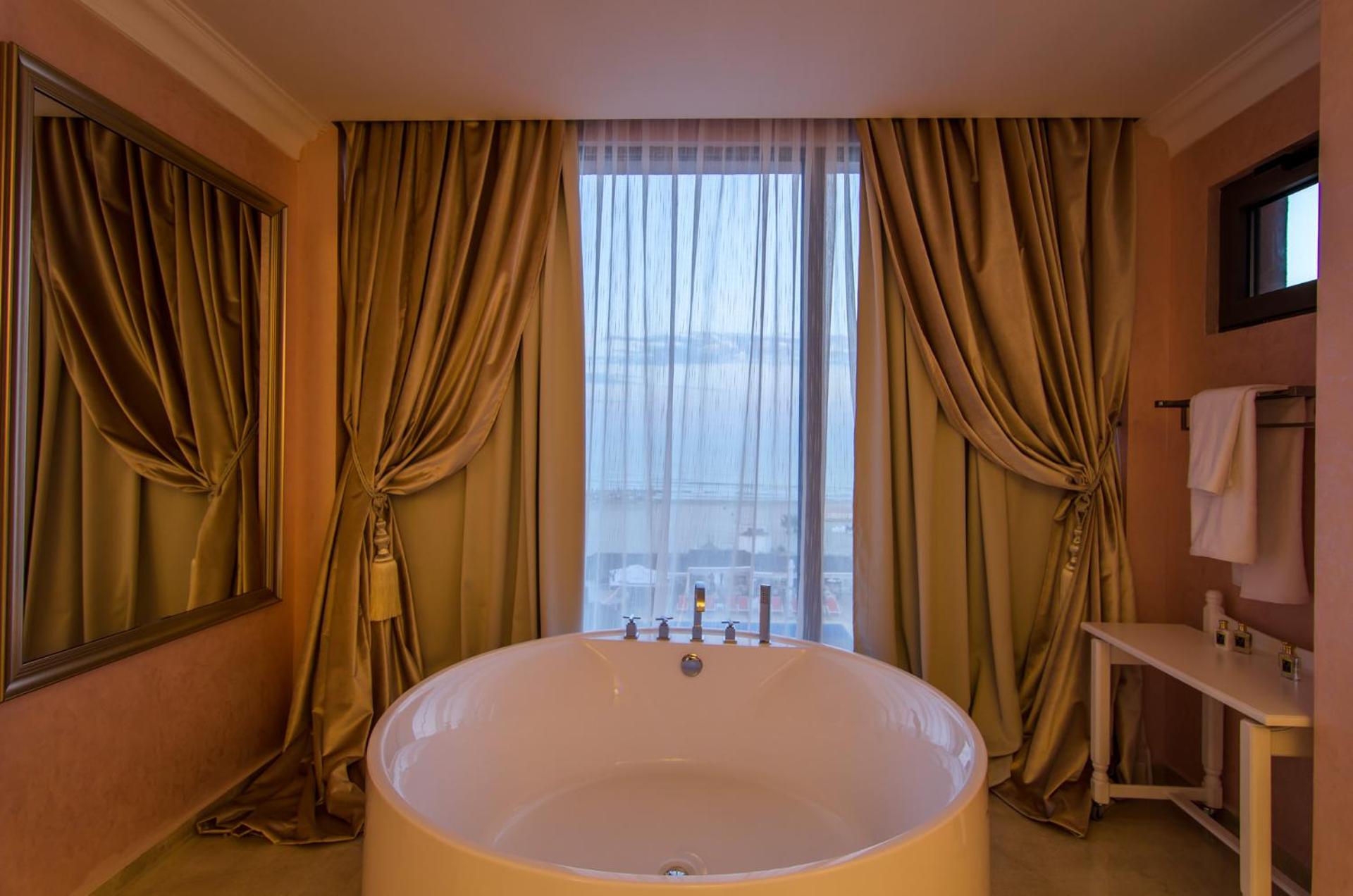 Sunrise Apartment with Frontal Sea View - Photo 5