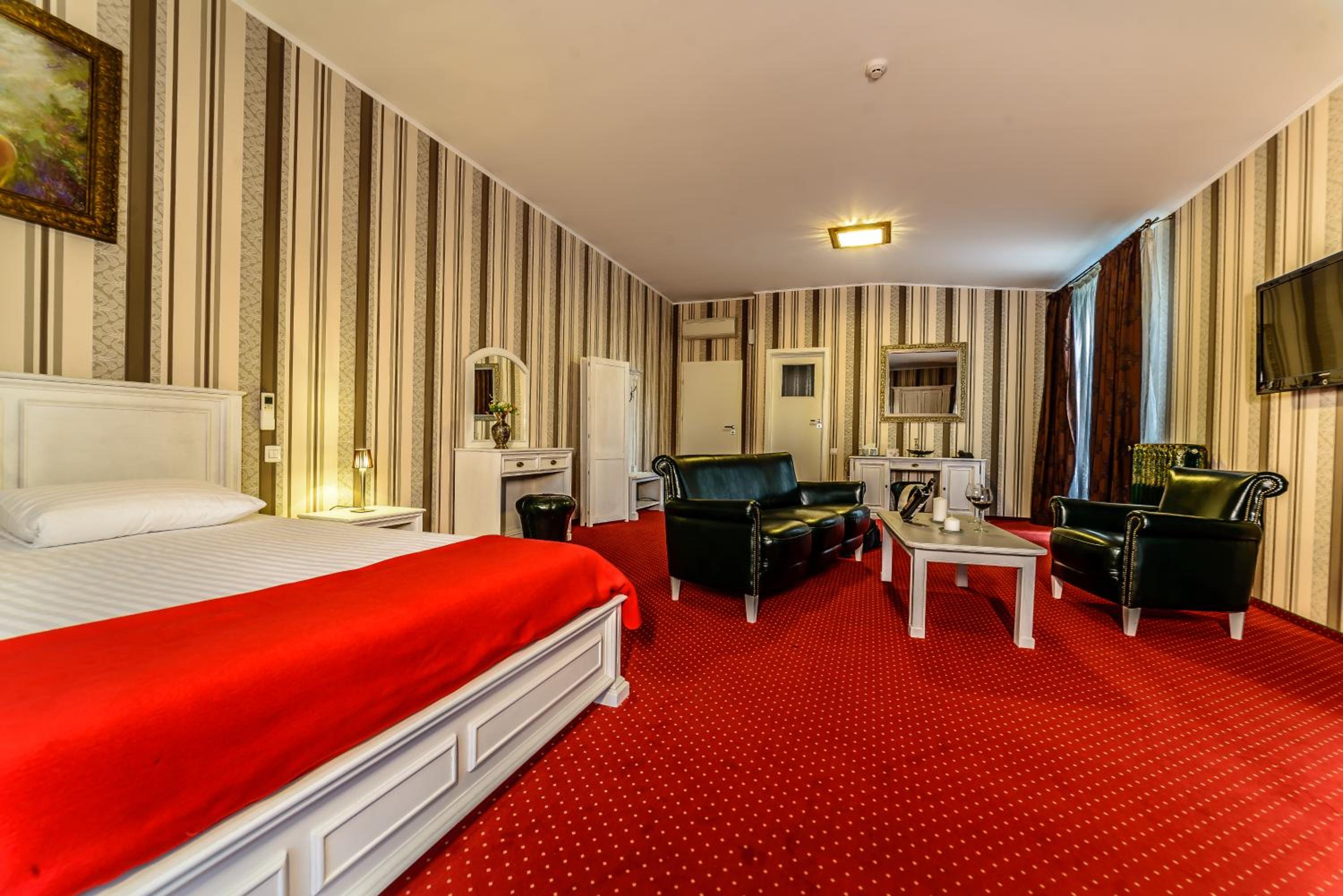 Executive Suite - Photo 4