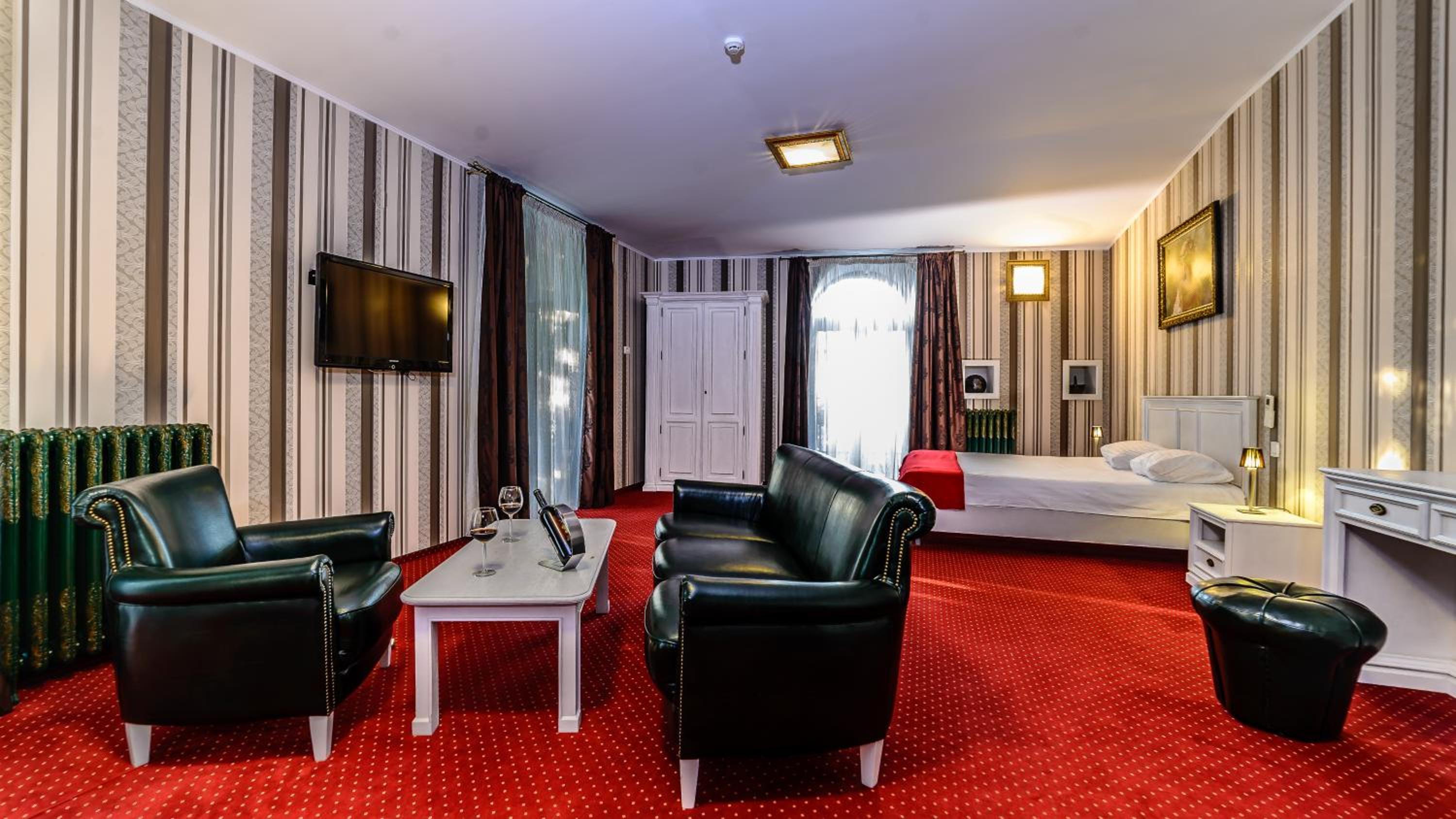 Executive Suite - Photo 6