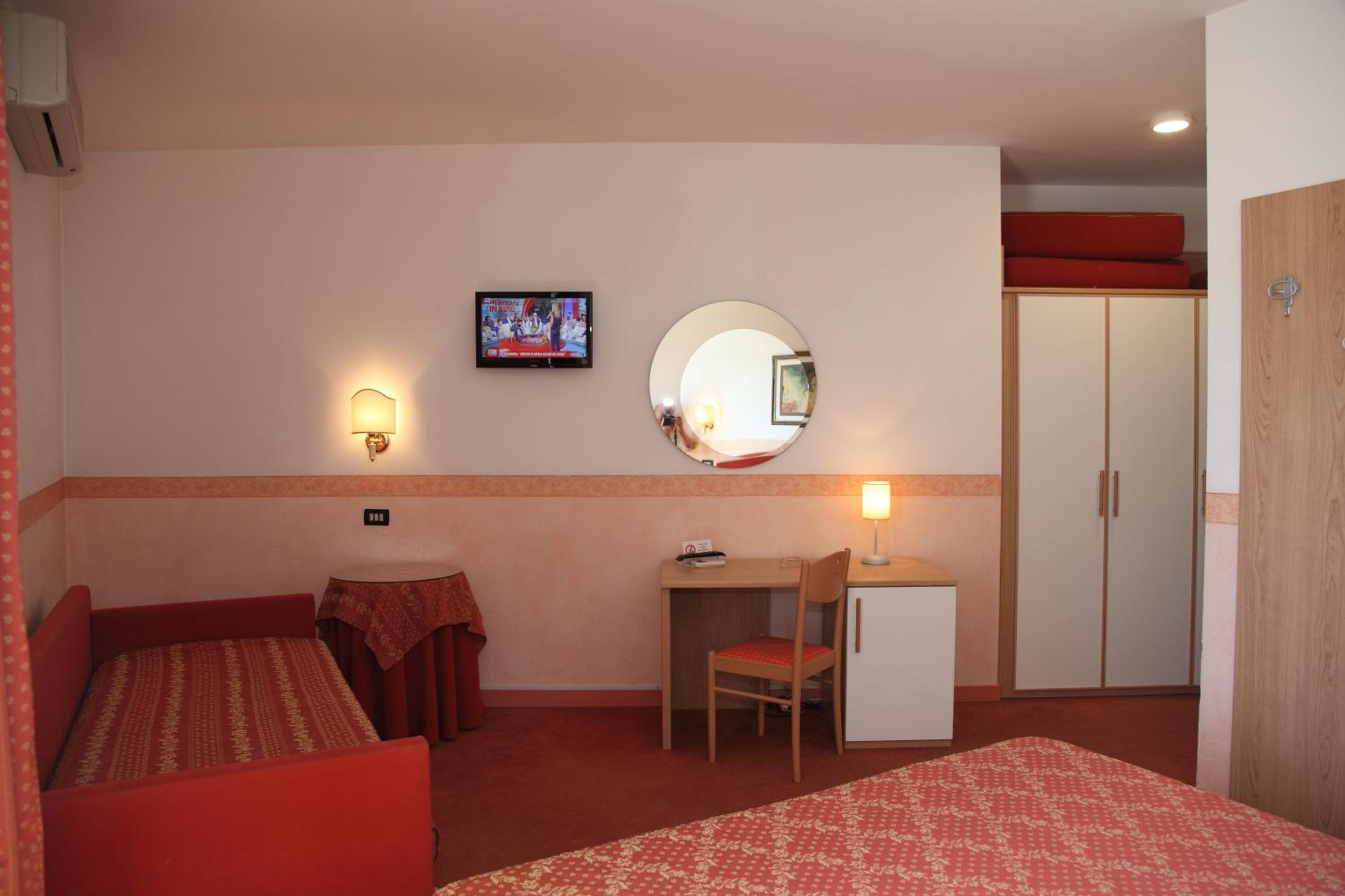 Quadruple Room - Photo 11