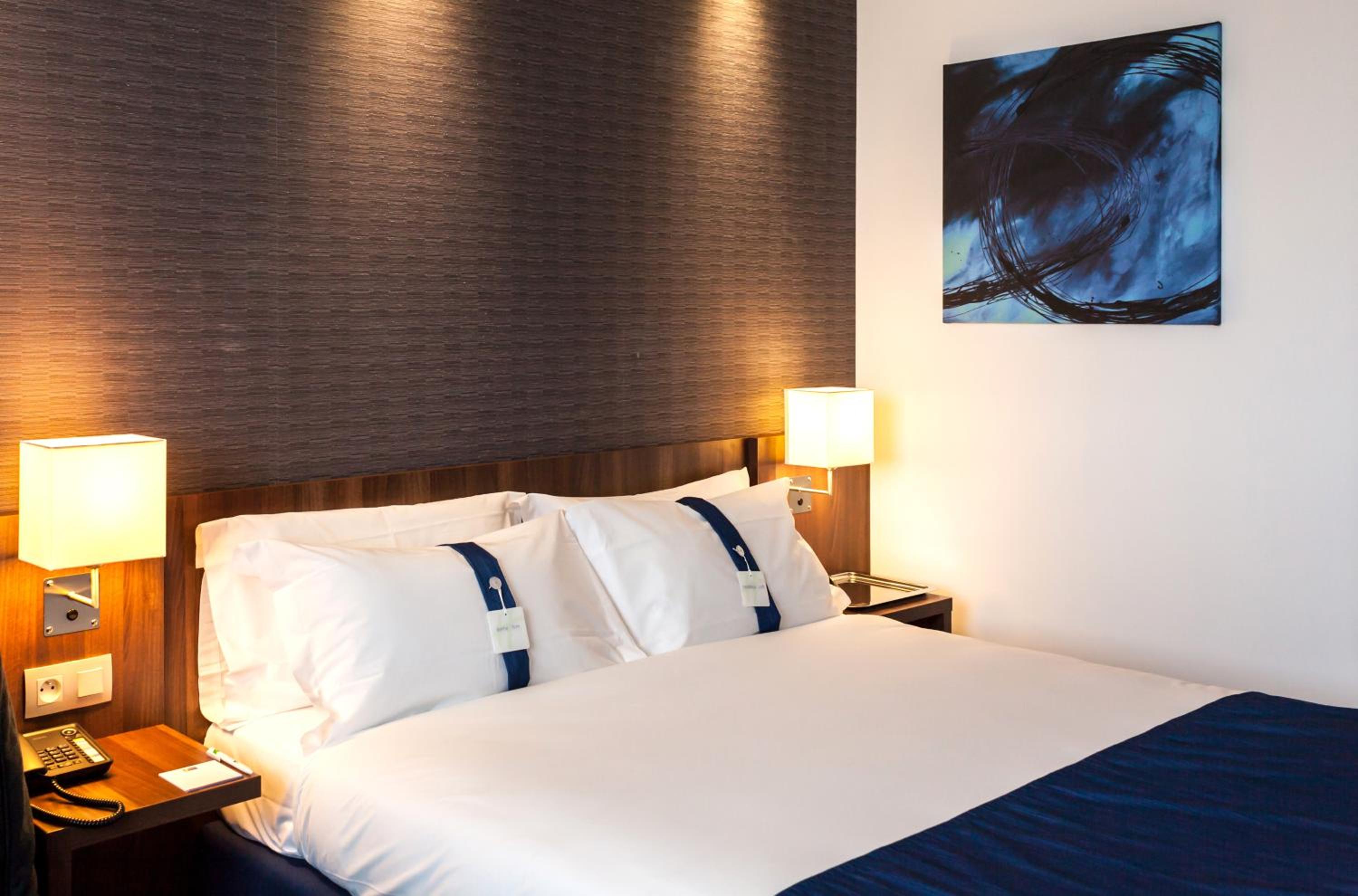 Standard Room with Free Breakfast - Photo 6