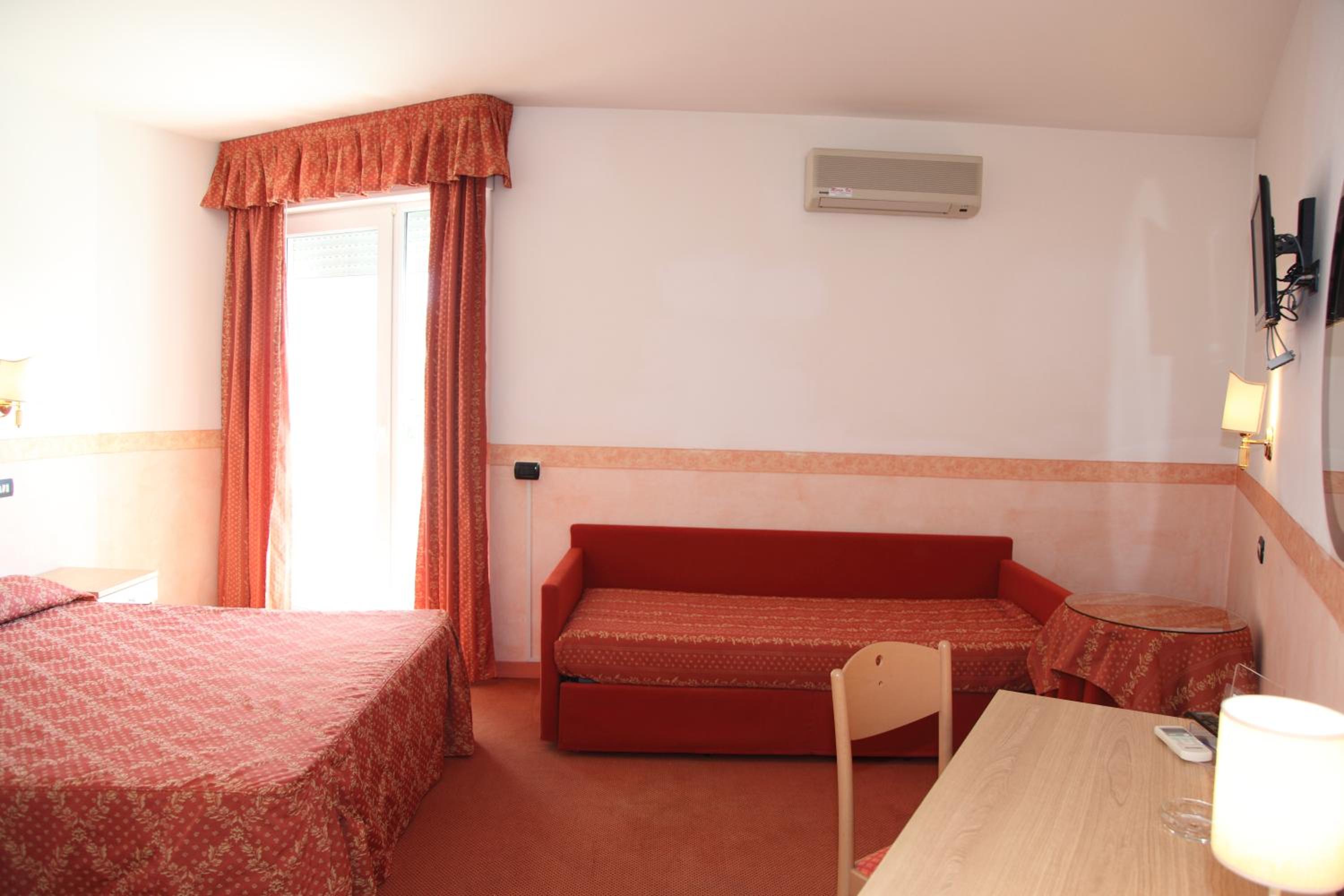 Quadruple Room - Photo 12