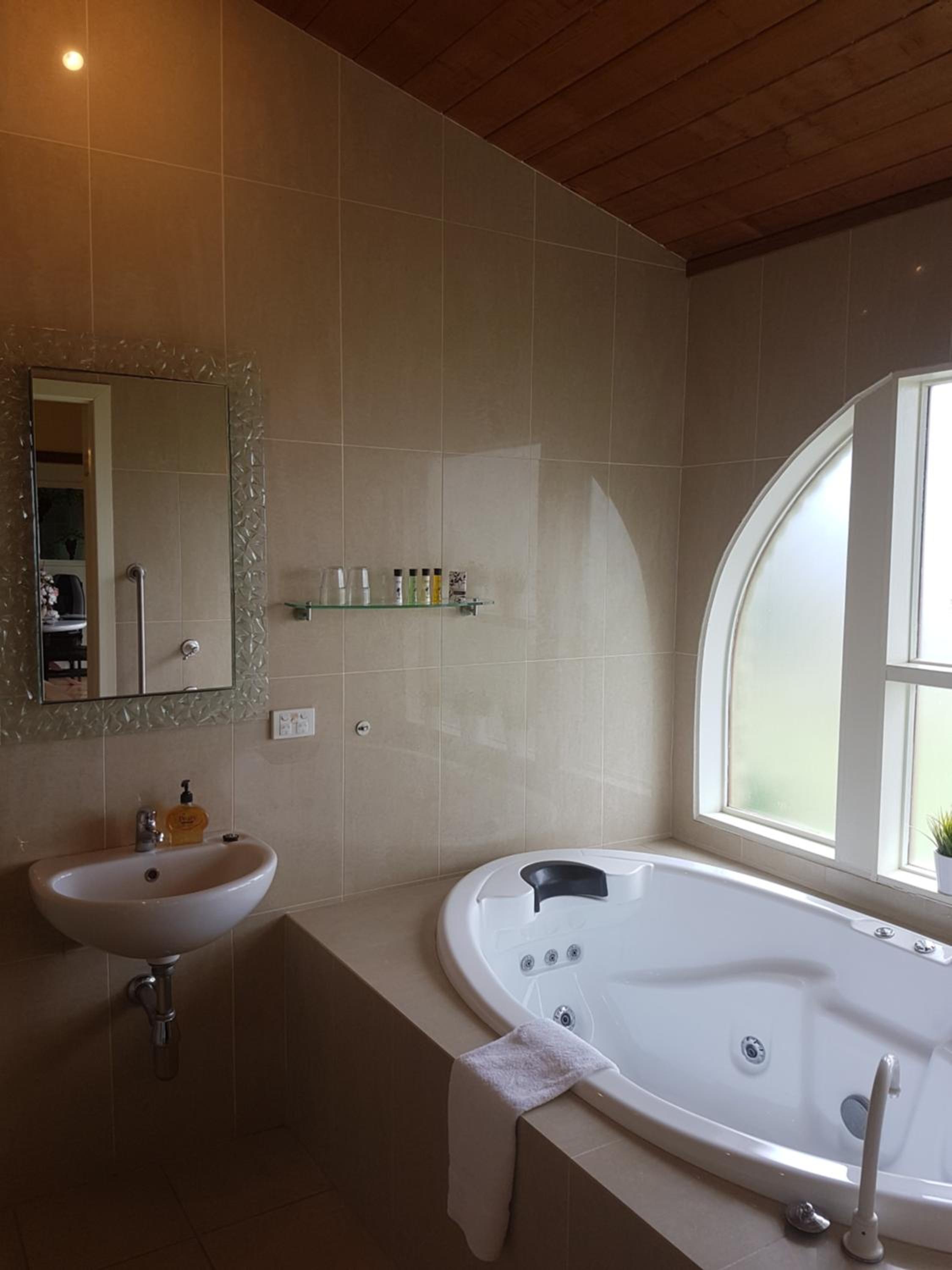 Double Room with Spa Bath photo 3