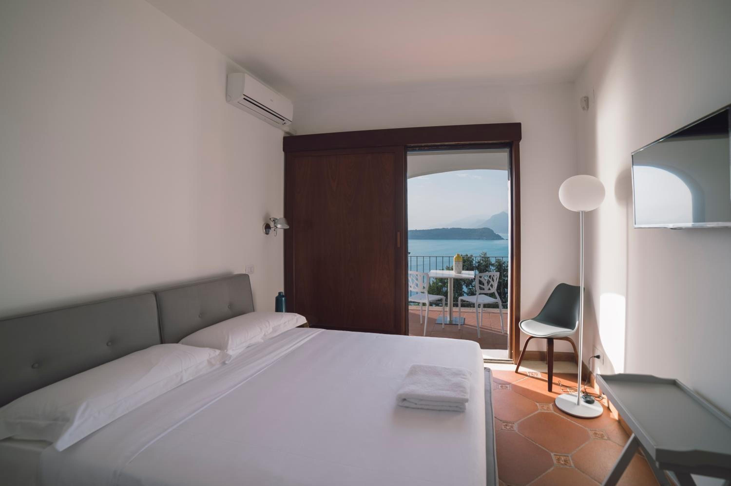 Deluxe Double Room with Balcony and Sea View photo 1