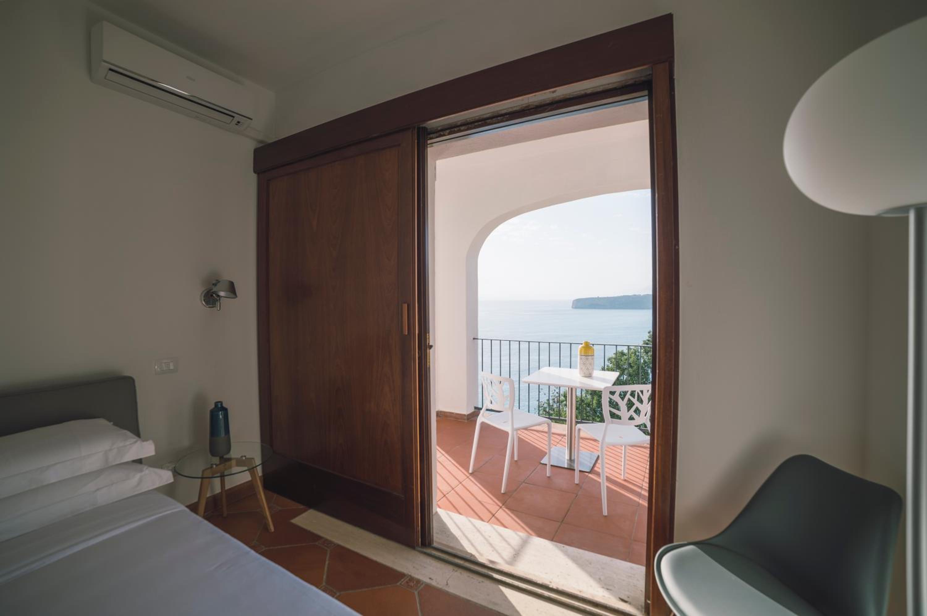Deluxe Double Room with Balcony and Sea View photo 3