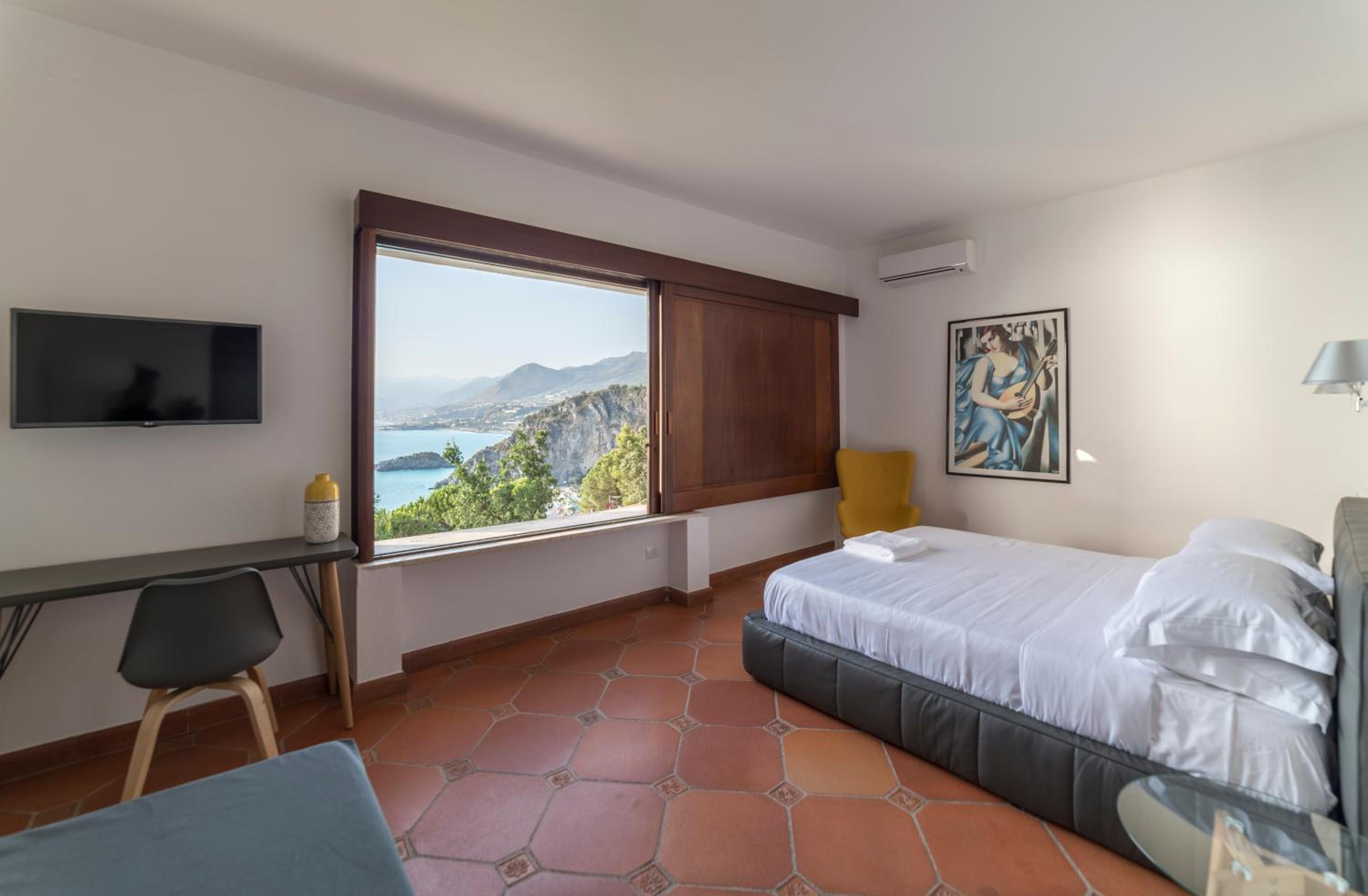 Deluxe Triple Room with Sea View photo 3