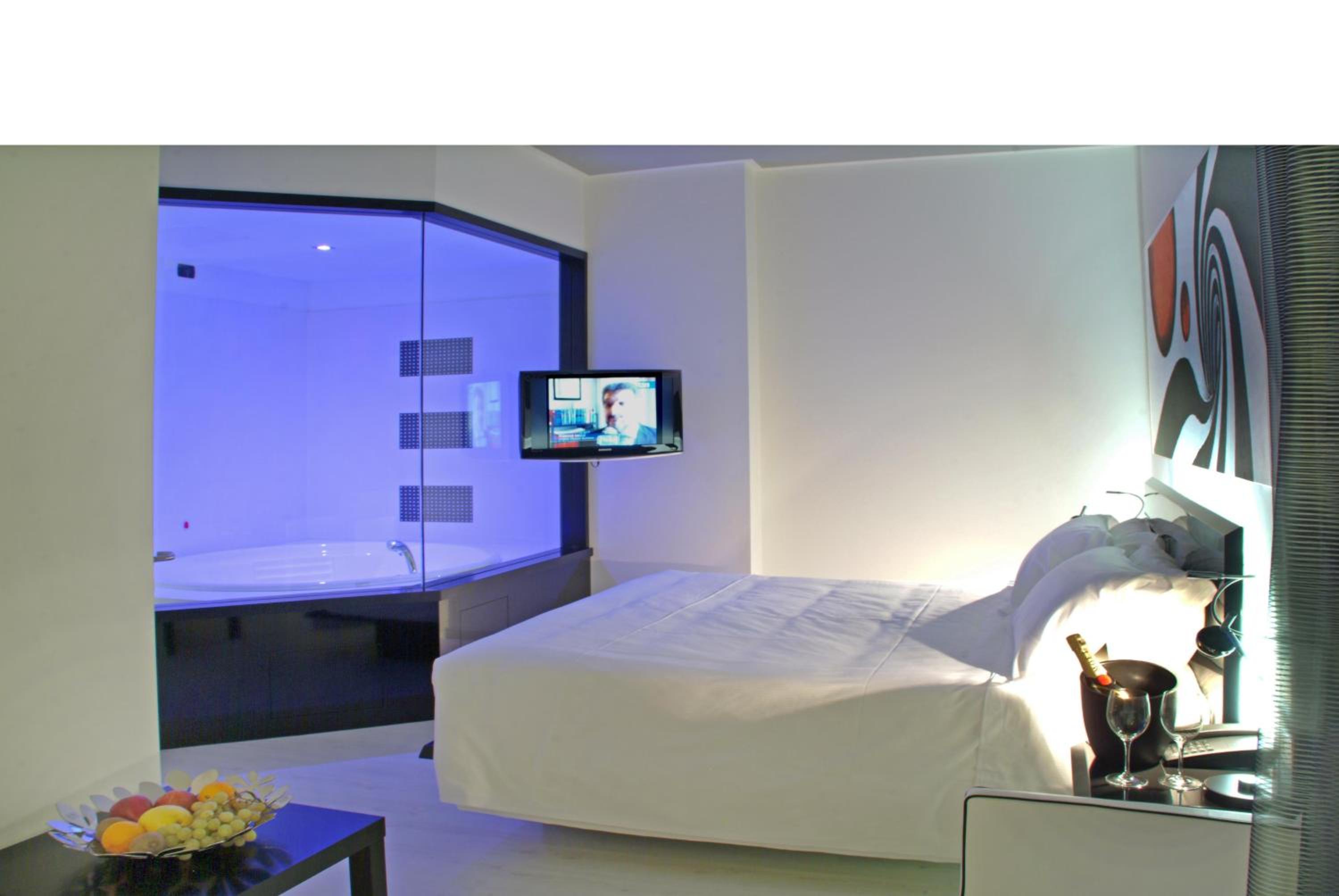 Junior Suite with Hot Tub - Photo 2