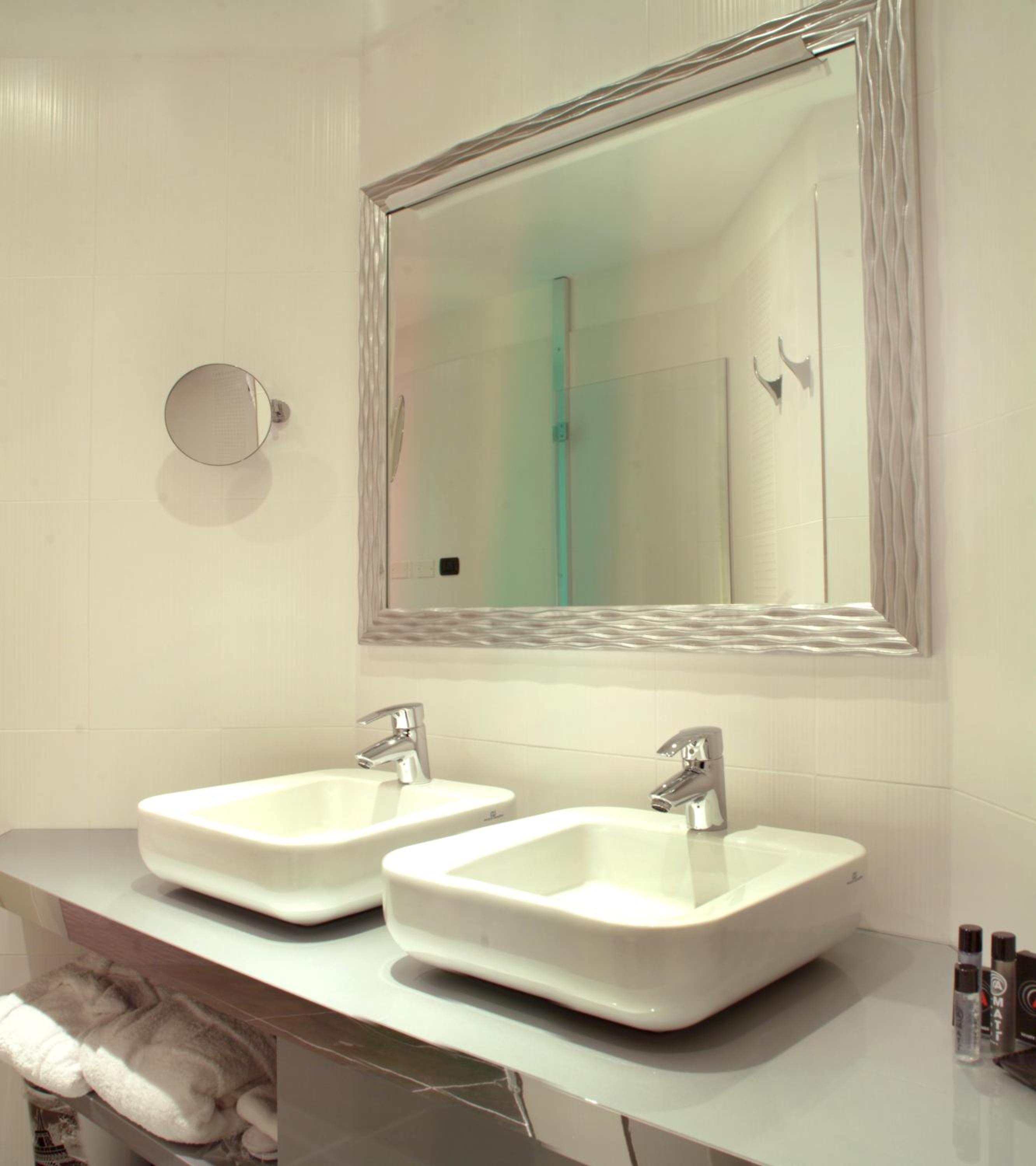 Junior Suite with Hot Tub - Photo 4