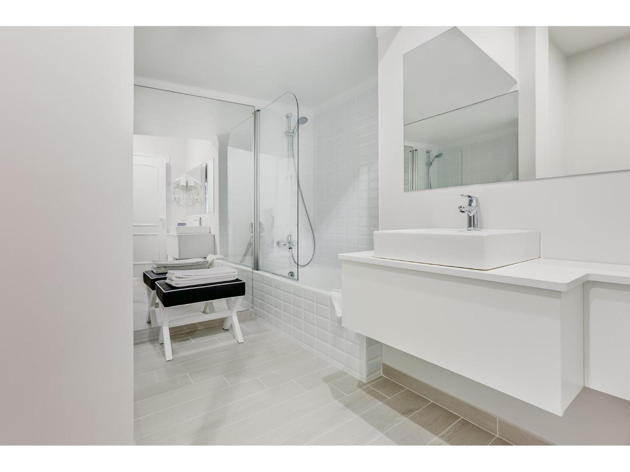 Suite - Photo 5
