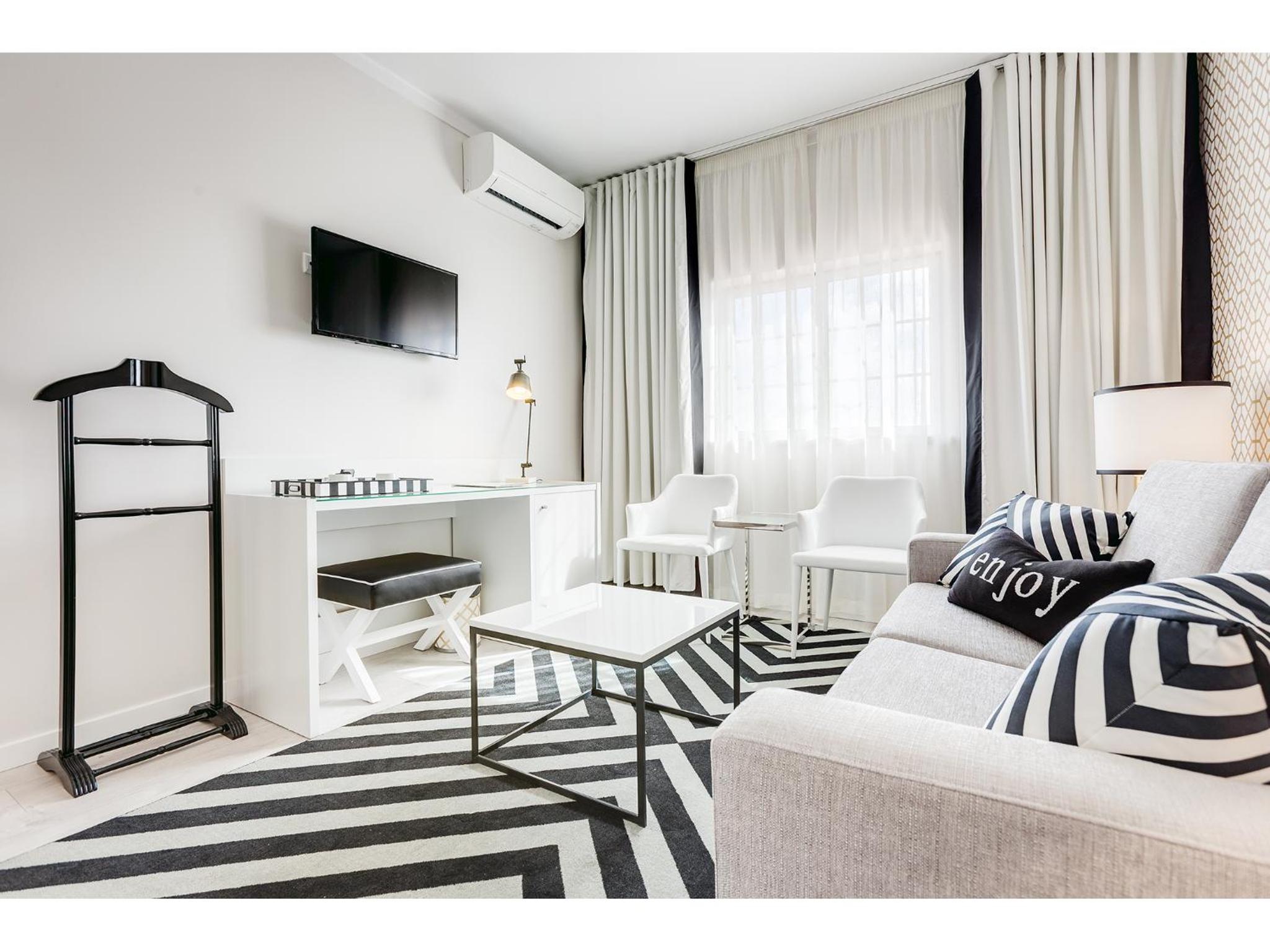 Suite - Photo 10