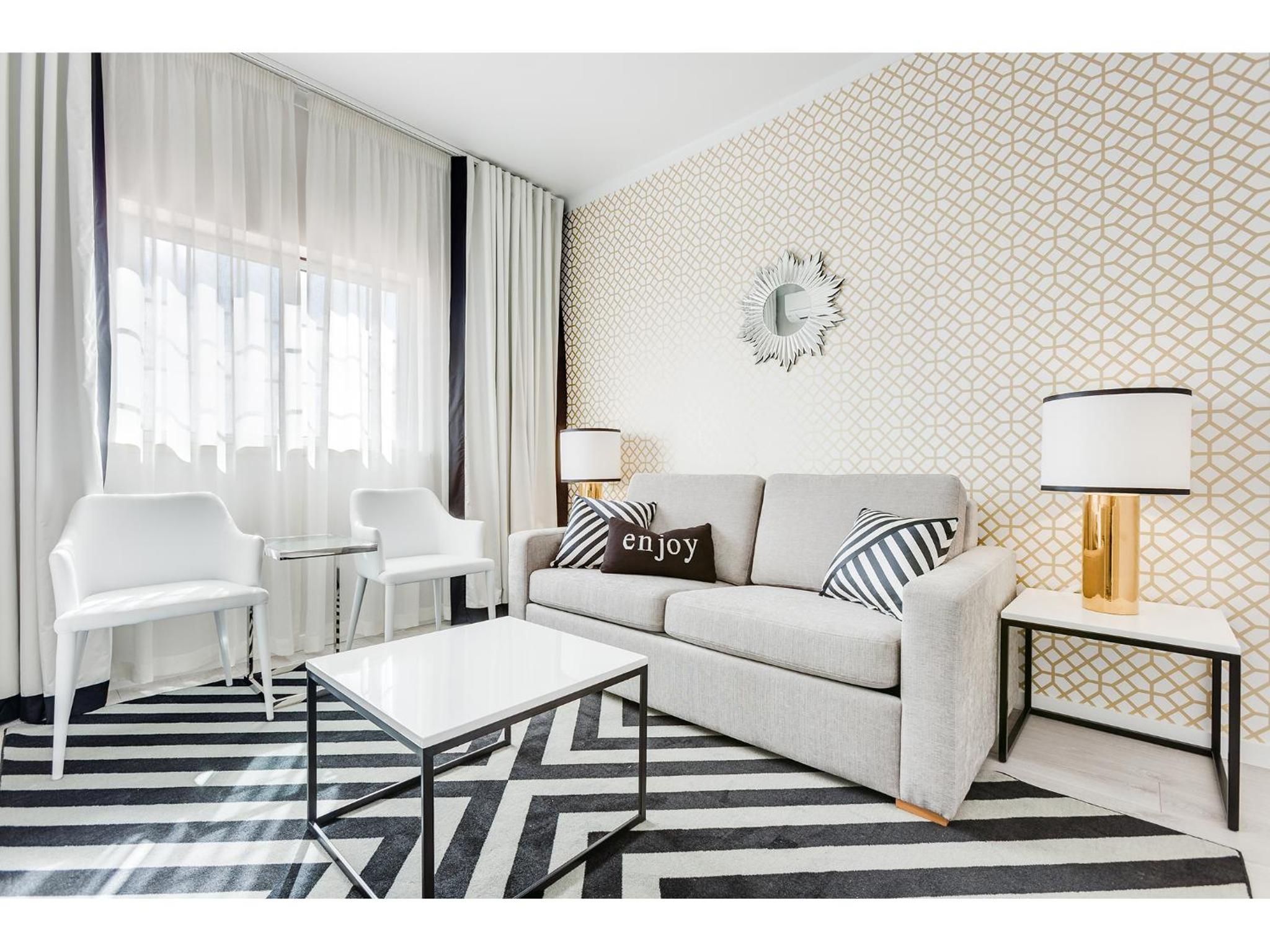 Suite - Photo 2