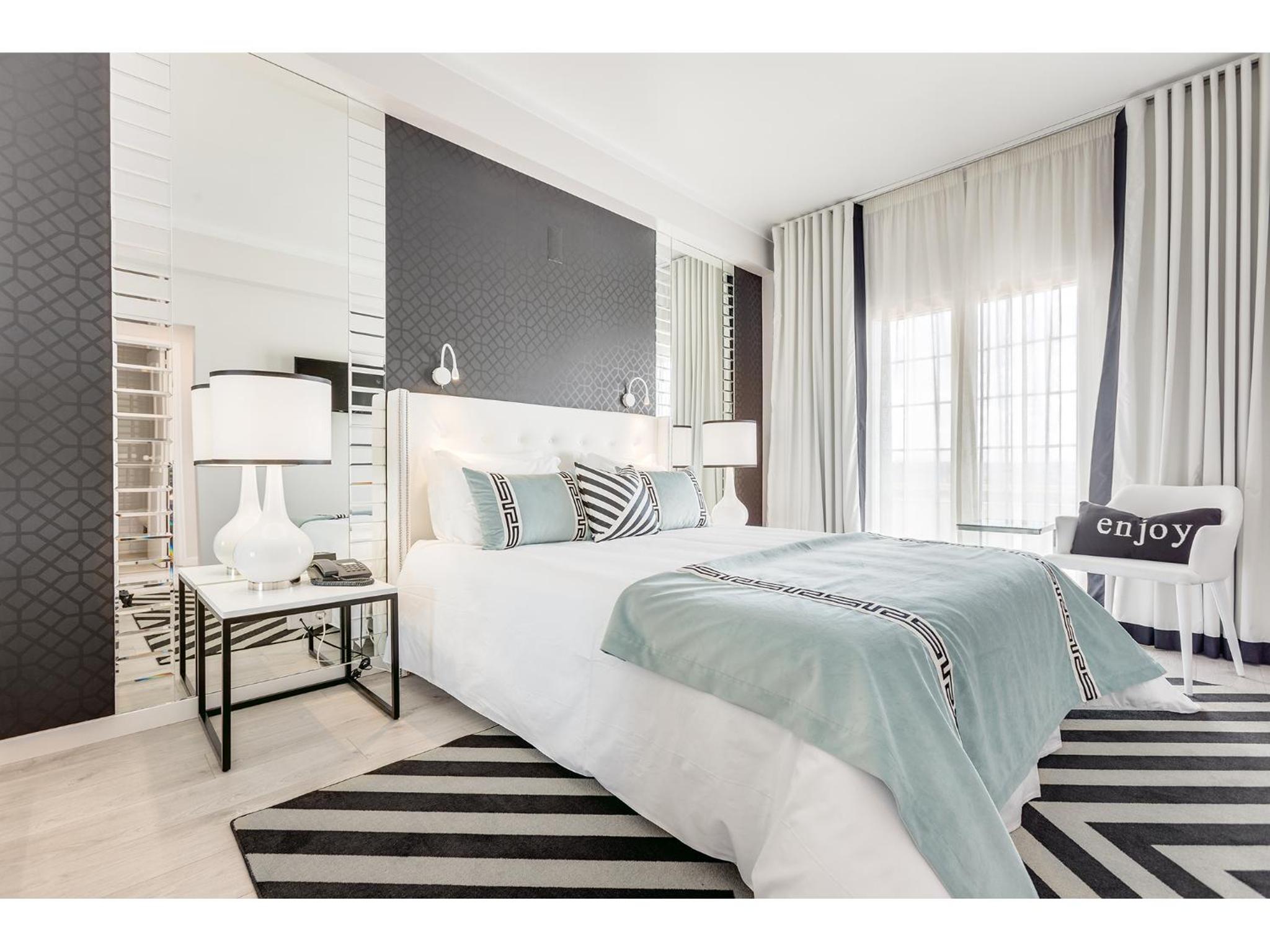 Suite - Photo 1
