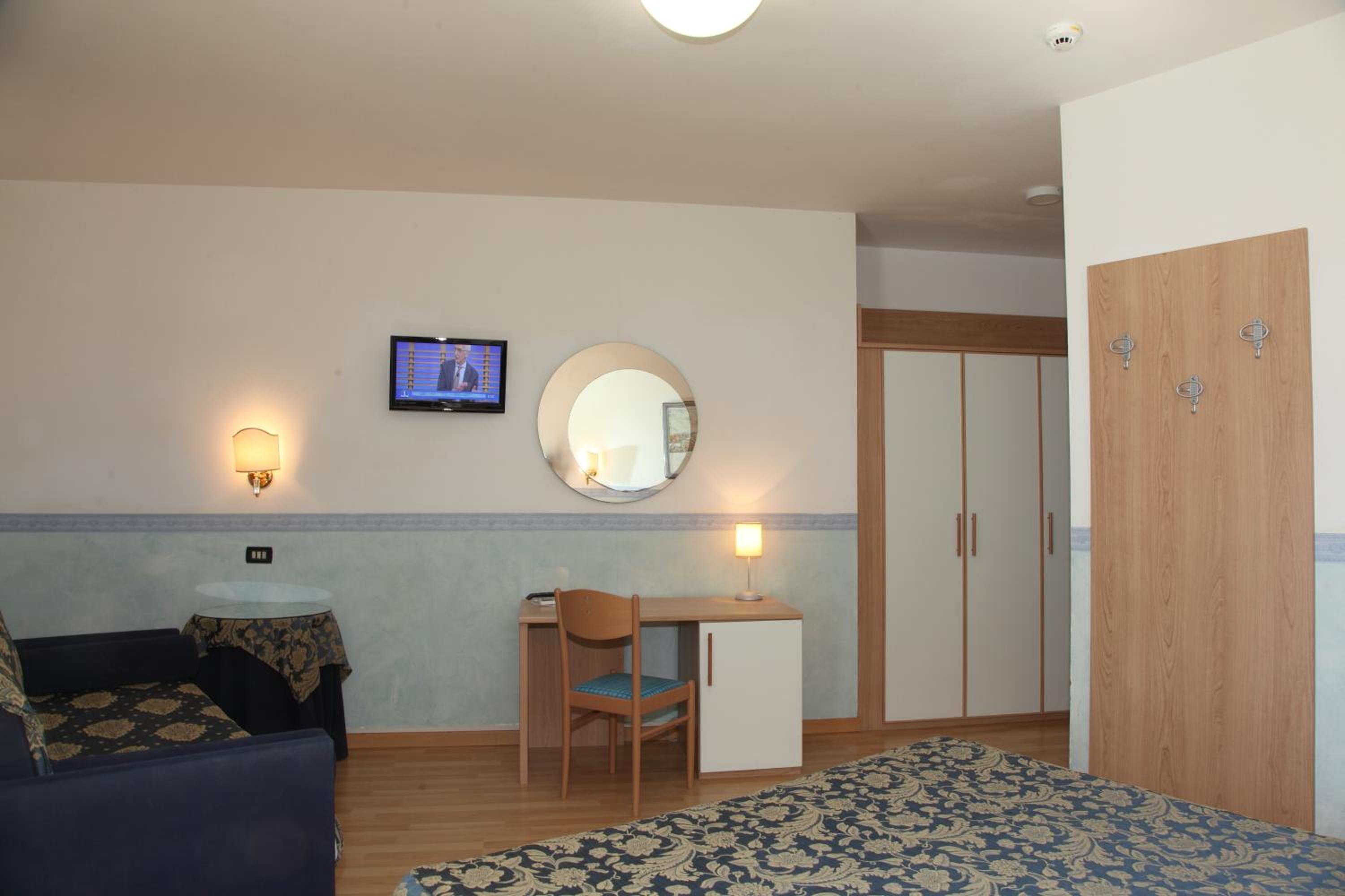 Quadruple Room - Photo 7