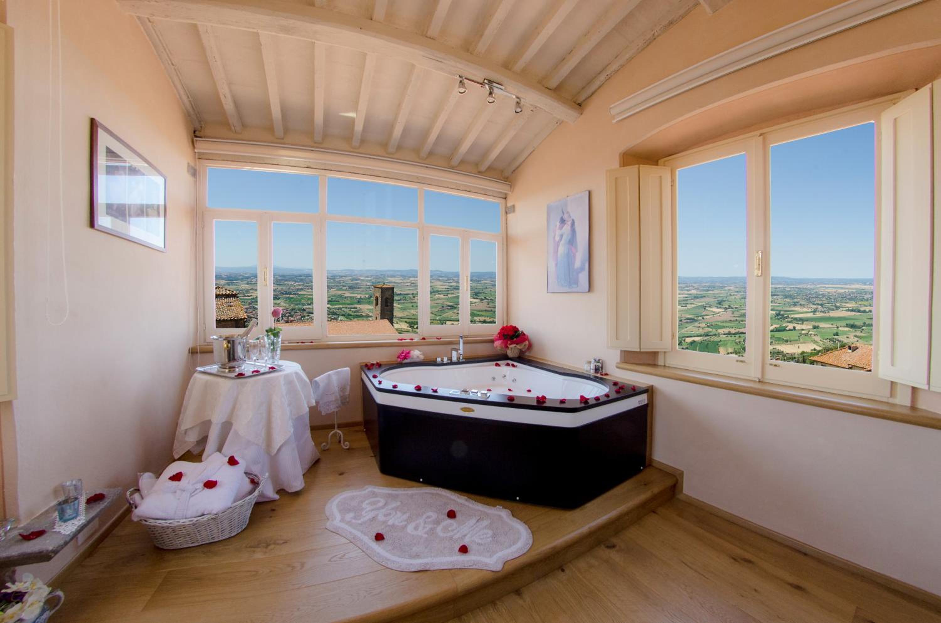 Suite with Spa Bath - Photo 10