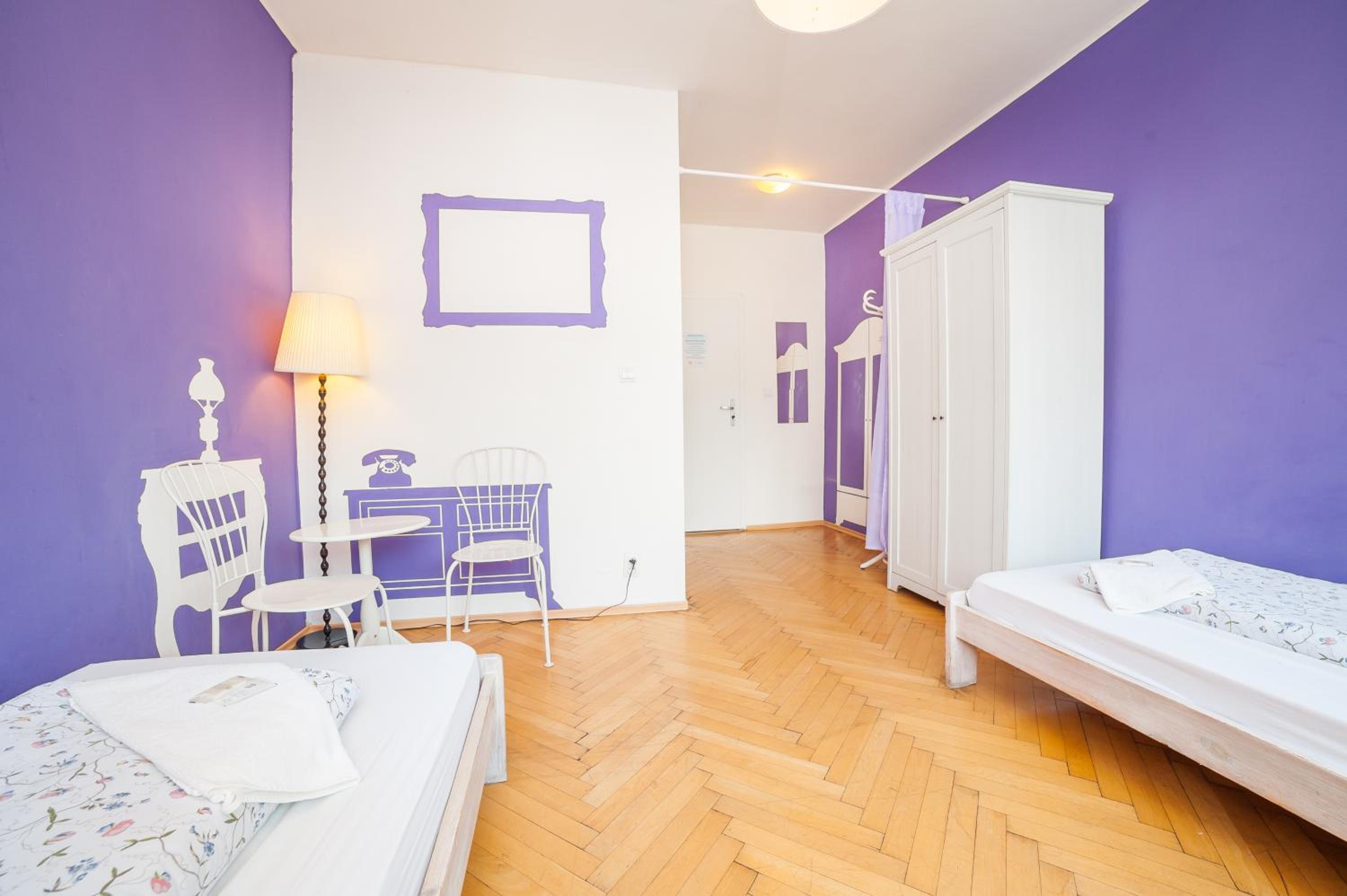 Twin Room with Private Bathroom - Photo 12