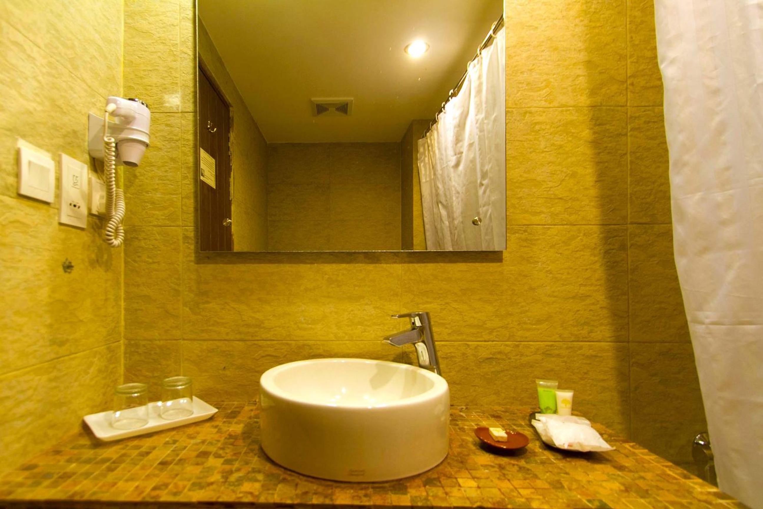 Executive Suite with Balcony - Photo 8